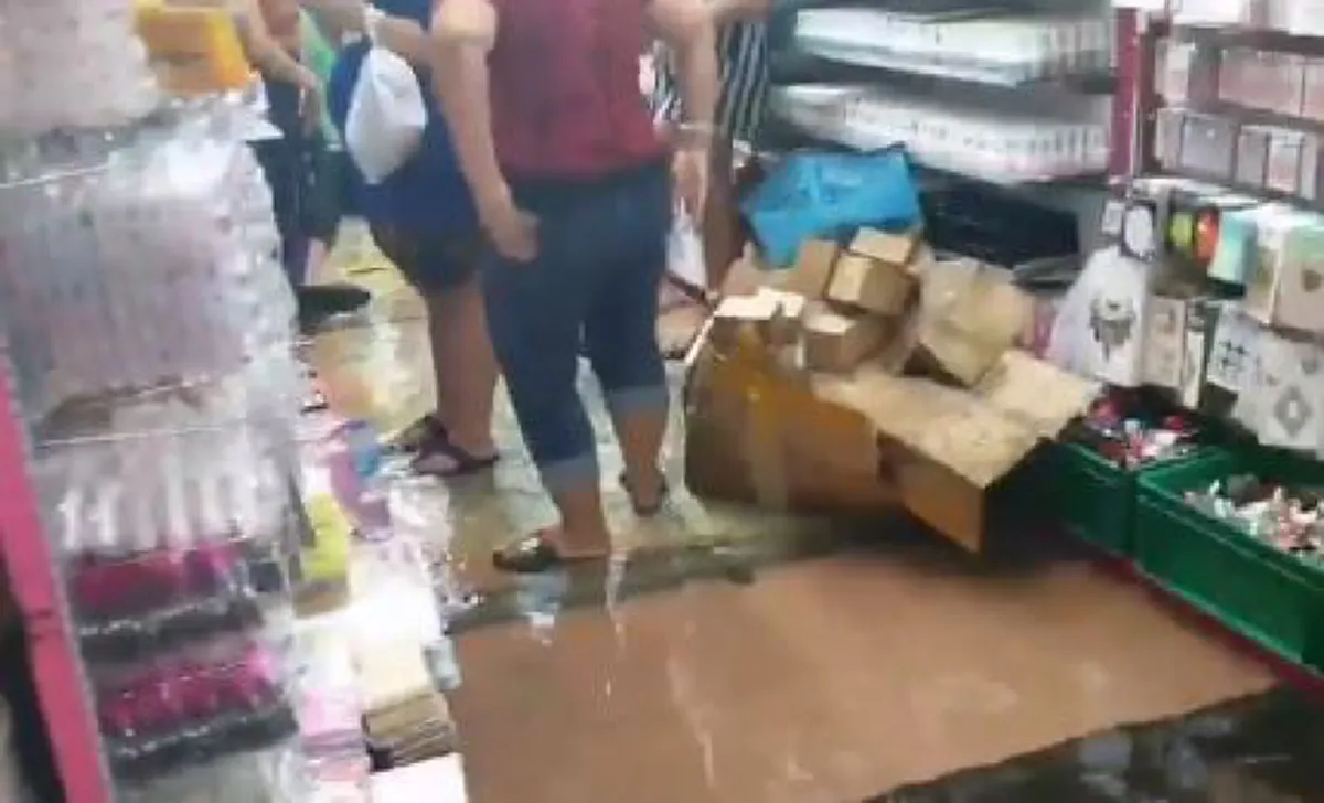 โซเชียลเผยคลิปตลาดสำเพ็ง ฝนตกน้ำท่วมขังจนกลายเป็นตลาดน้ำ (คลิป)