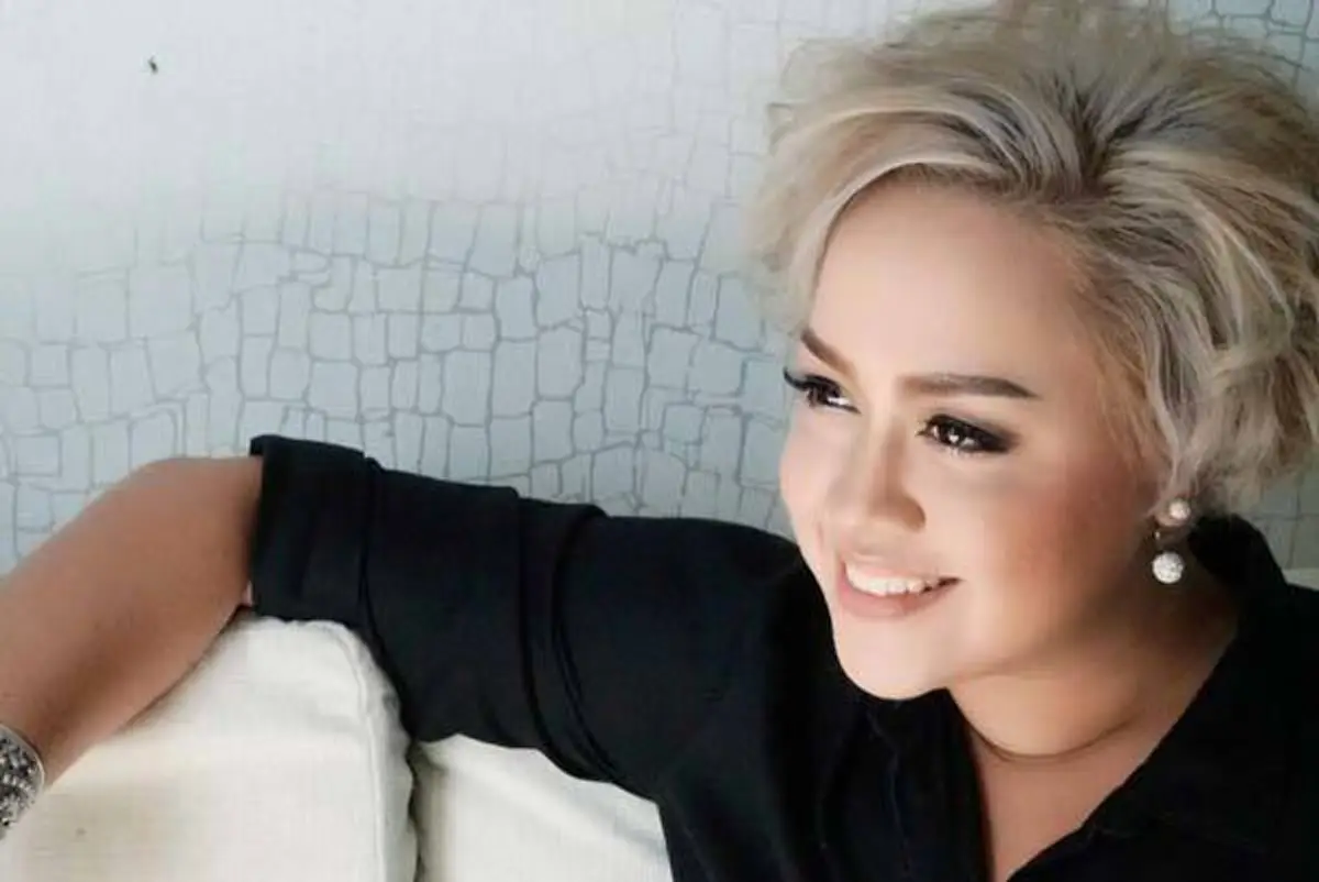 ช็อกวงการ!! นี่หรือ?  "ลานนา" อดีตนักร้องดัง จู่ๆเงียบหายทิ้งไมค์ หนีมาอยู่กับหนุ่มรูปหล่อ? ดีกรีทายาทคนใหญ่โตแห่งล้านนา!!