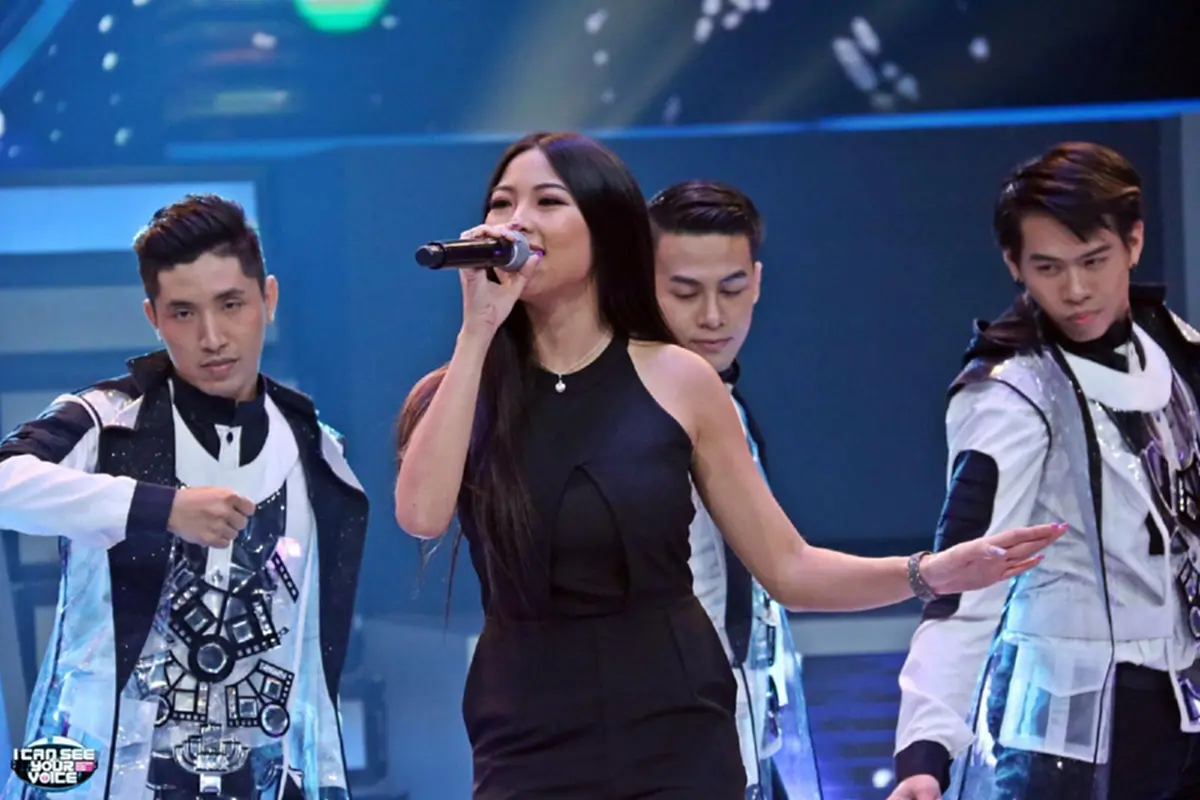 มิติใหม่แห่งการร้องเพลง !! "หวาย" ดวลไมค์ปะทะ "แก๊งผู้สาวหัวโปก" ? กับลีลาการร้องหลุดโลก!? ที่สะกดทุกสายตา !! (คลิป)