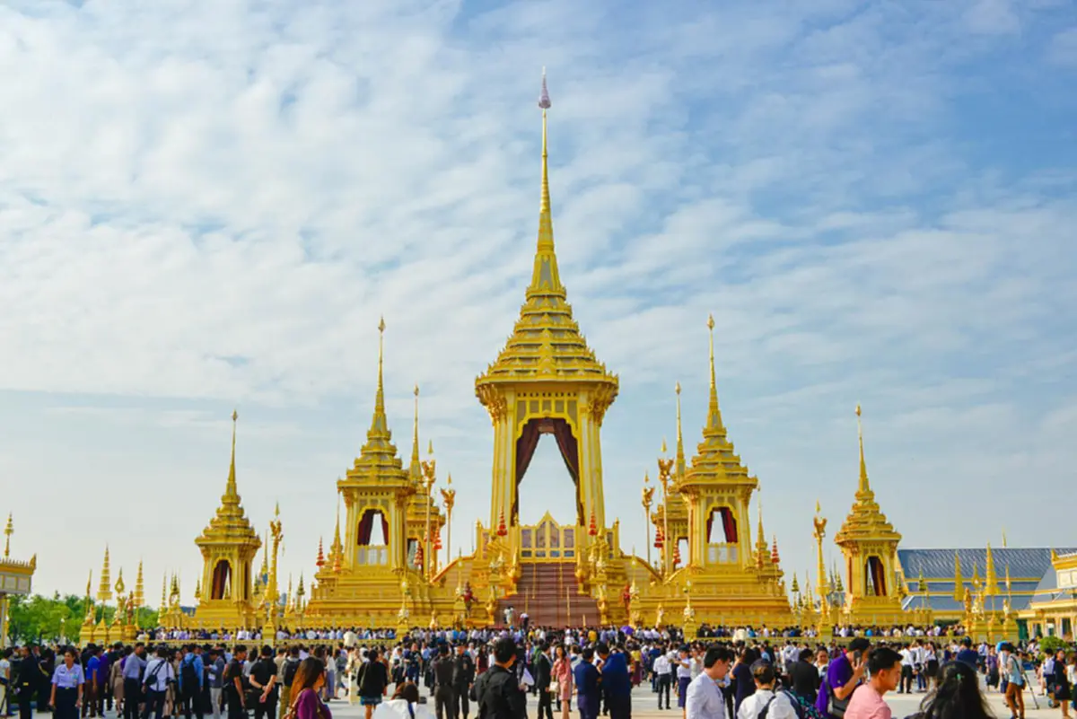 ร.10 โปรดเกล้าฯให้ขยายเวลาชมพระเมรุถึงสิ้นปี  คนไทยทั่วหล้าได้ชมความงดงามเพิ่ม