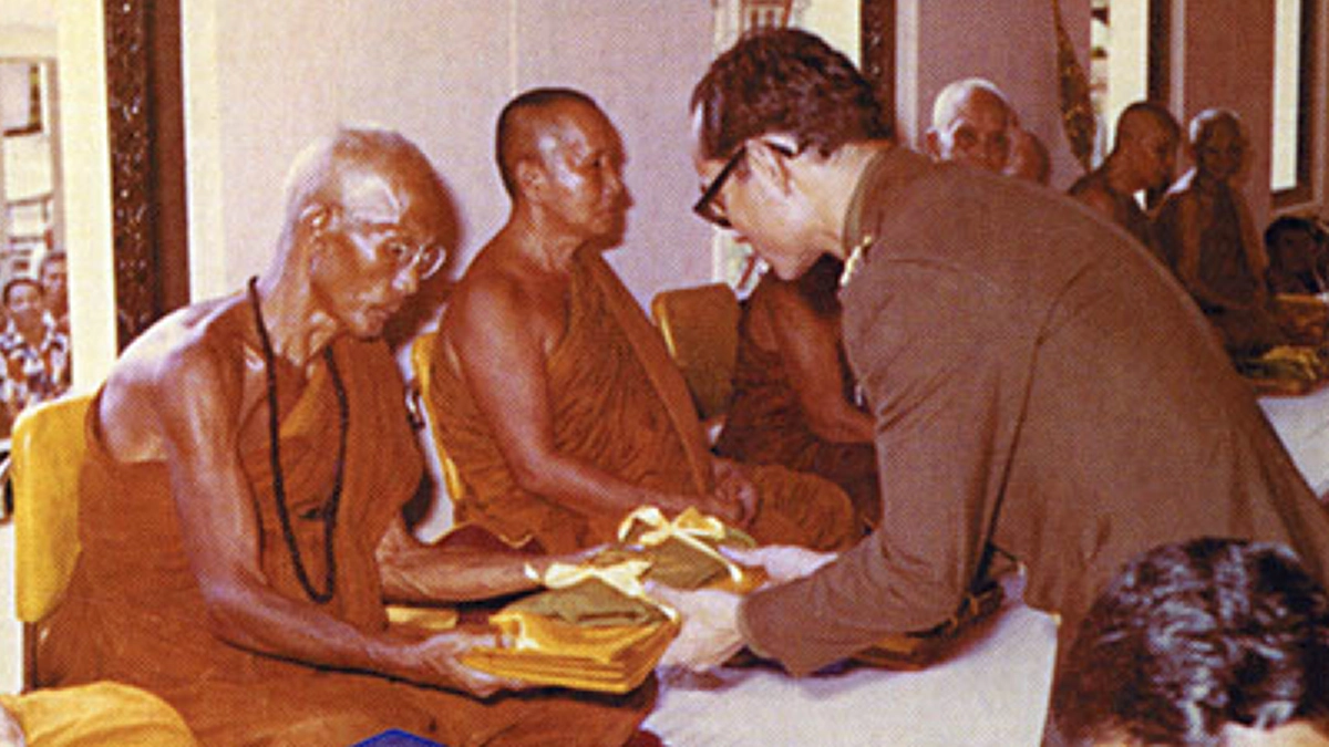 ในหลวง ร. ๙ ทรงตรัสกับหลวงพ่อฤๅษีลิงดำเรื่อง "วัตถุและทรัพย์สินทุกอย่างของพระองค์" มีพระราชประสงค์จะทำเช่นใด? รู้แล้วน้ำตาปริ่มเลย!!!