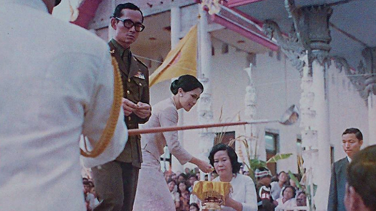 ในหลวง ร. ๙ ทรงตรัสกับหลวงพ่อฤๅษีลิงดำเรื่อง "วัตถุและทรัพย์สินทุกอย่างของพระองค์" มีพระราชประสงค์จะทำเช่นใด? รู้แล้วน้ำตาปริ่มเลย!!!
