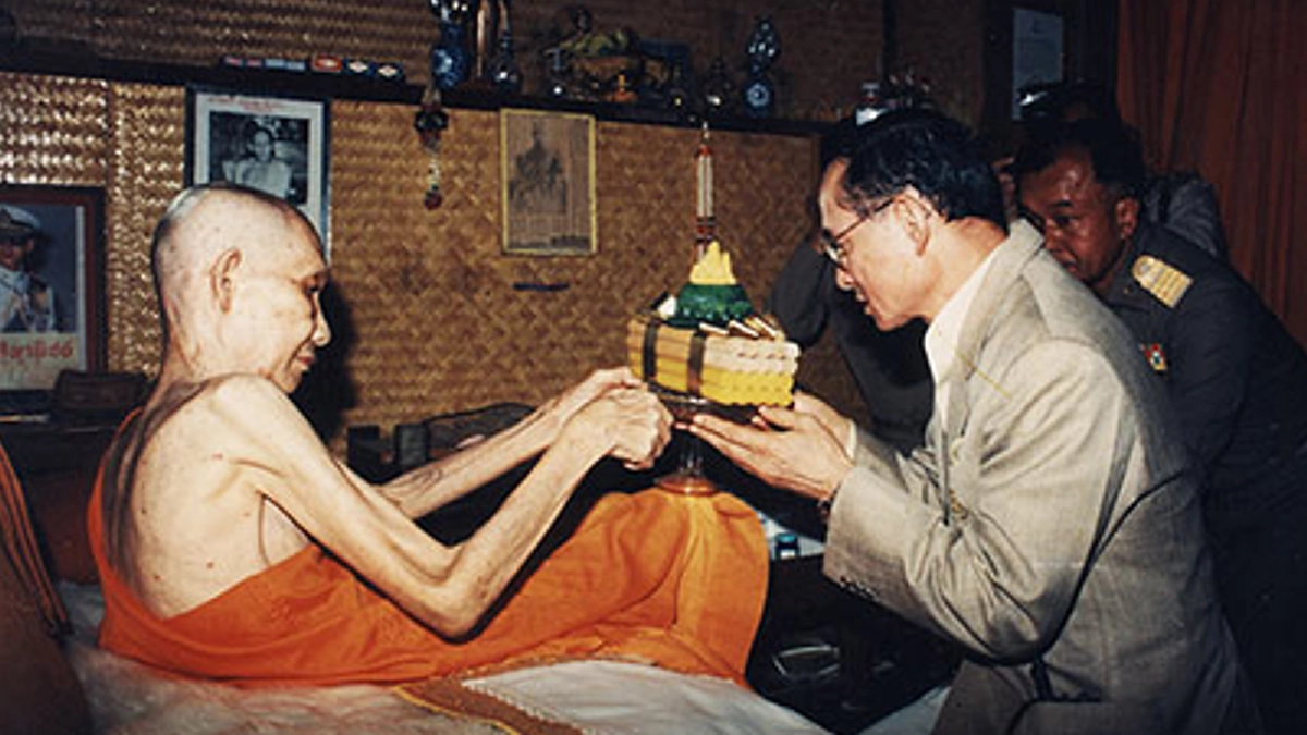 ในหลวงรัชกาลที่ ๙" ทรงถามถึง "อดีตชาติ" ของพระองค์!!! กับหลวงพ่อเกษม ท่านถวายคำพยากรณ์ไว้เช่นไร มาดูคำตอบ