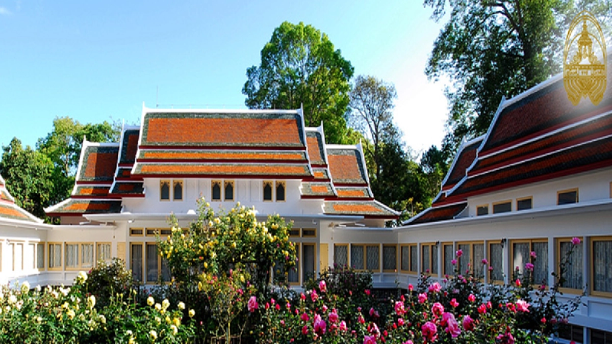 “ภูพิงคราชนิเวศน์”ชื่อนี้สมเด็จพระญาณสังวรฯทรงตั้งถวายเพื่อเป็นชื่อบ้านที่ทรงงานและพักเมื่อออกเยี่ยมราษฏร์ของพ่อหลวงในภาคเหนือ