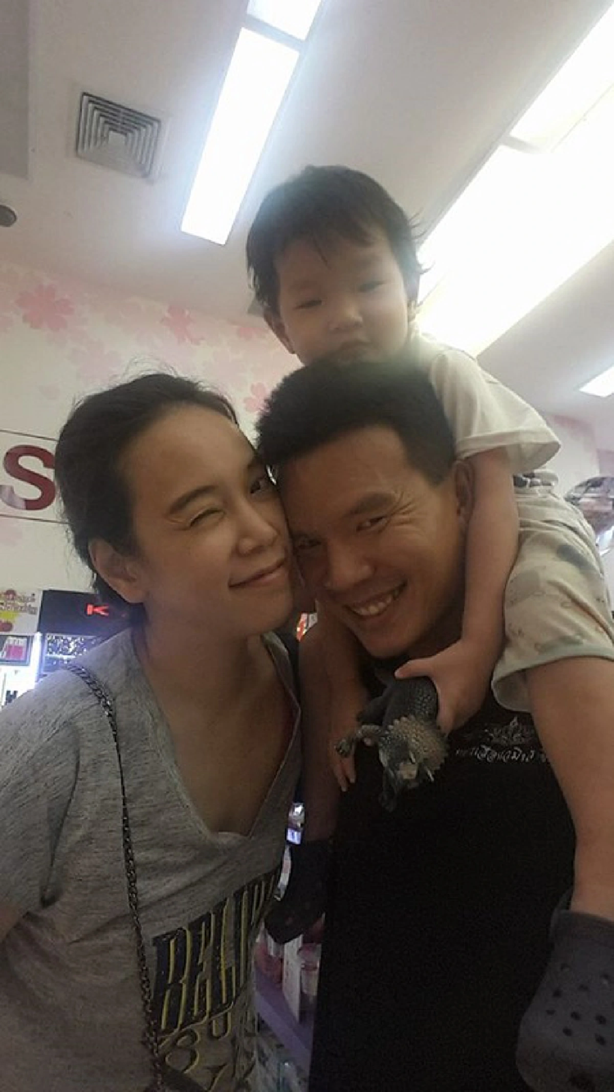 ยิ้มสดใส..ในชุดรพ.!! "หมอภาคย์"สุขภาพเเข็งเเรงสมบูรณ์..เเต่ยังต้องเฝ้าระวังโรคอุบัติใหม่?! รอเวลากลับไปกอดลูกน้อย,ภรรยาสุดที่รัก!! (ภาพ)