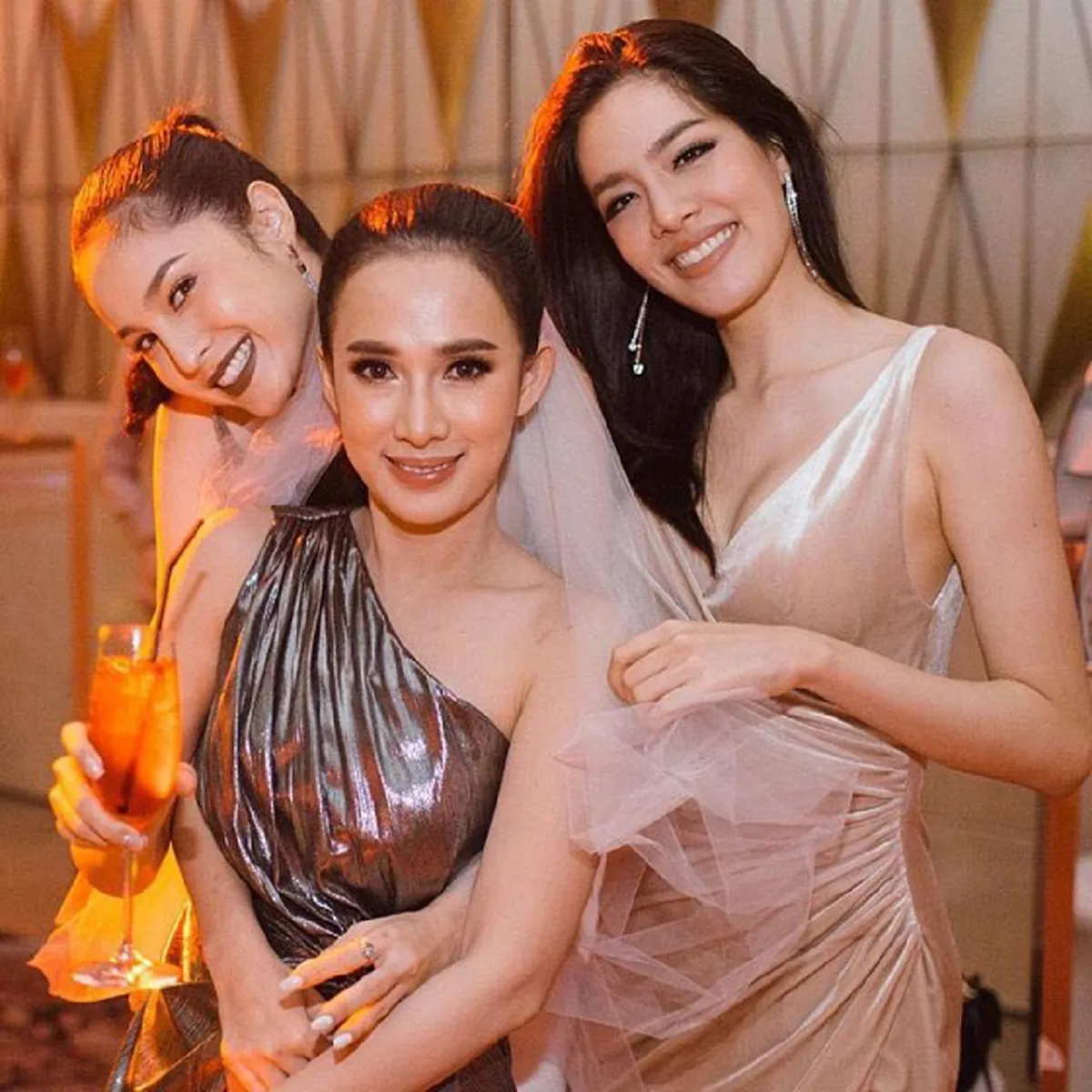 โฟกัสผิดที่ !!! "เกรซ กาญจน์เกล้า" ใส่ชุดราตรีกำมะหยี่สีเนื้อ ทำเอาแฟนคลับเบี่ยงเบนสายตาไปจากความขาวโอโม่ของเธอ !? (ภาพ)