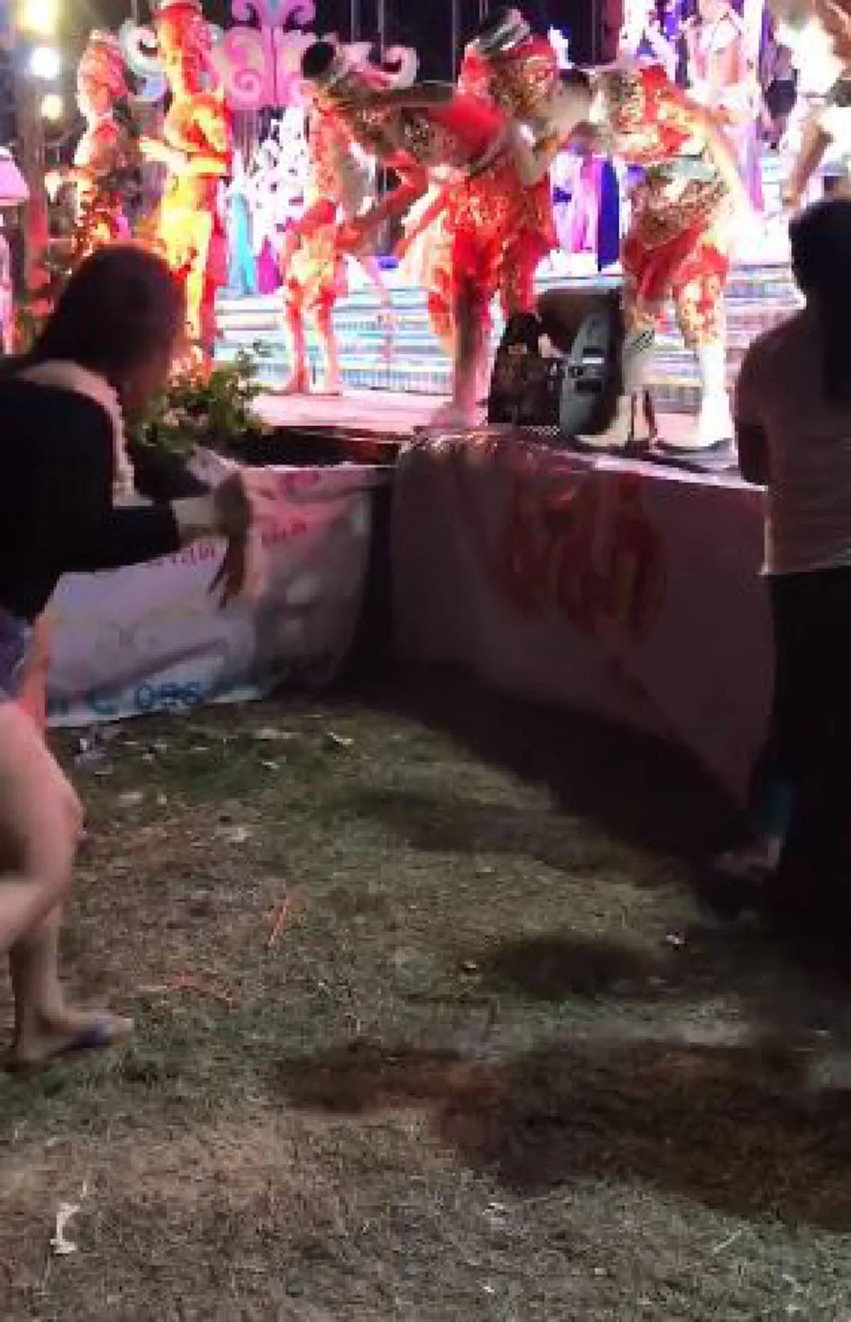 หนุ่มดูหมอลำ เต้นหน้าฮ้านแบบสุดเหวี่ยงมุดใต้เวทีหมอลำยังยืนงง (คลิป)