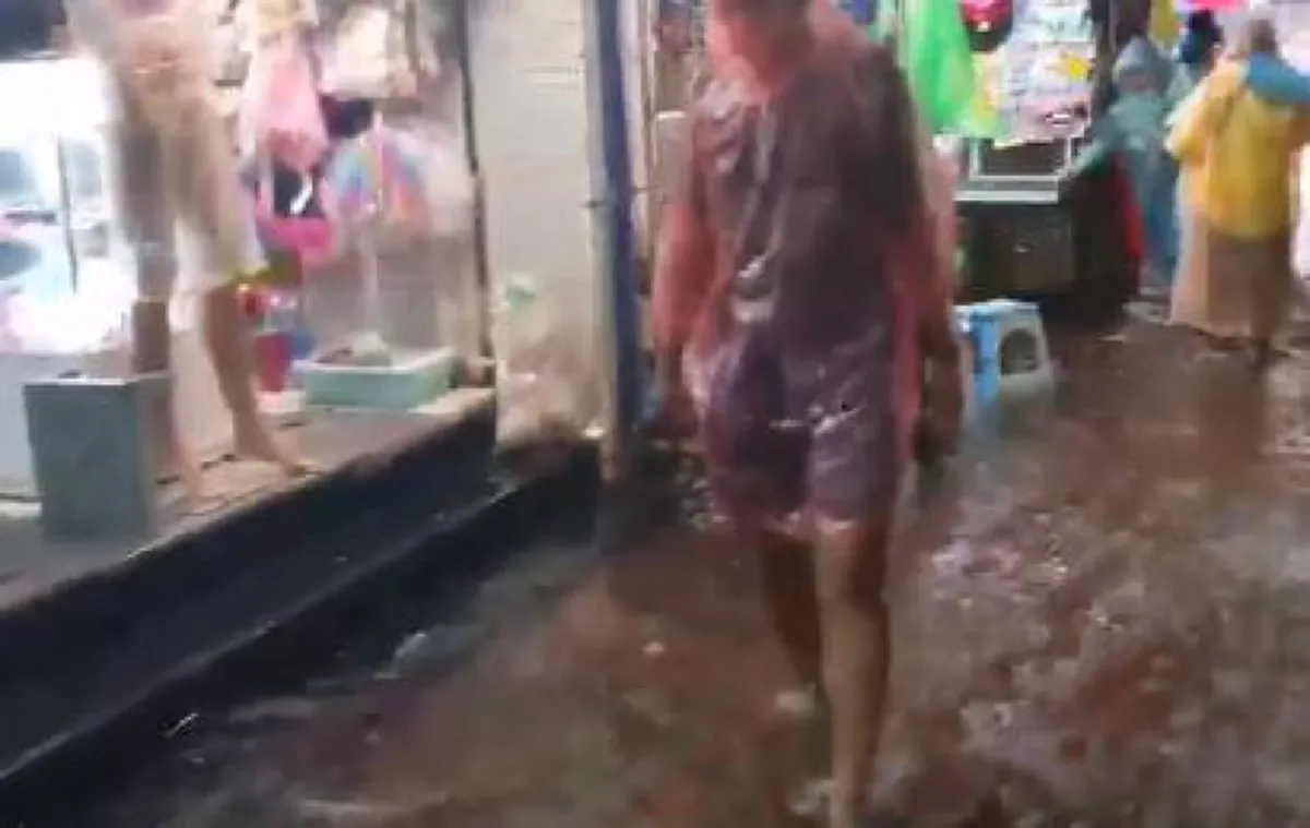 โซเชียลเผยคลิปตลาดสำเพ็ง ฝนตกน้ำท่วมขังจนกลายเป็นตลาดน้ำ (คลิป)