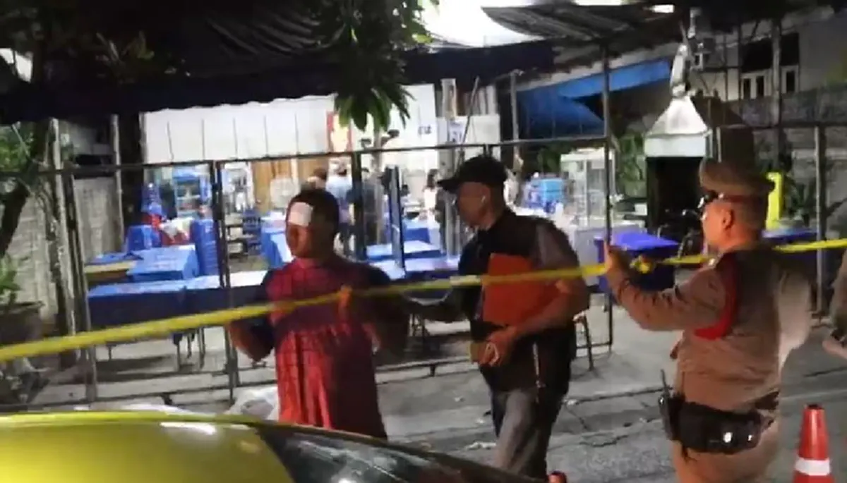 หนุ่มปี 1 เจอโจ๋ห้าวนับ 10 อาวุธครบมือรุมดับข้างถนน เร่งล่าสาวเปื้อนเลือด (คลิป)