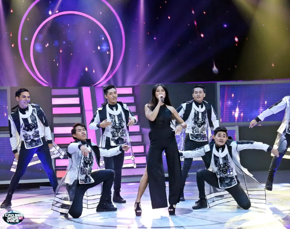 มิติใหม่แห่งการร้องเพลง !! "หวาย" ดวลไมค์ปะทะ "แก๊งผู้สาวหัวโปก" ? กับลีลาการร้องหลุดโลก!? ที่สะกดทุกสายตา !! (คลิป)