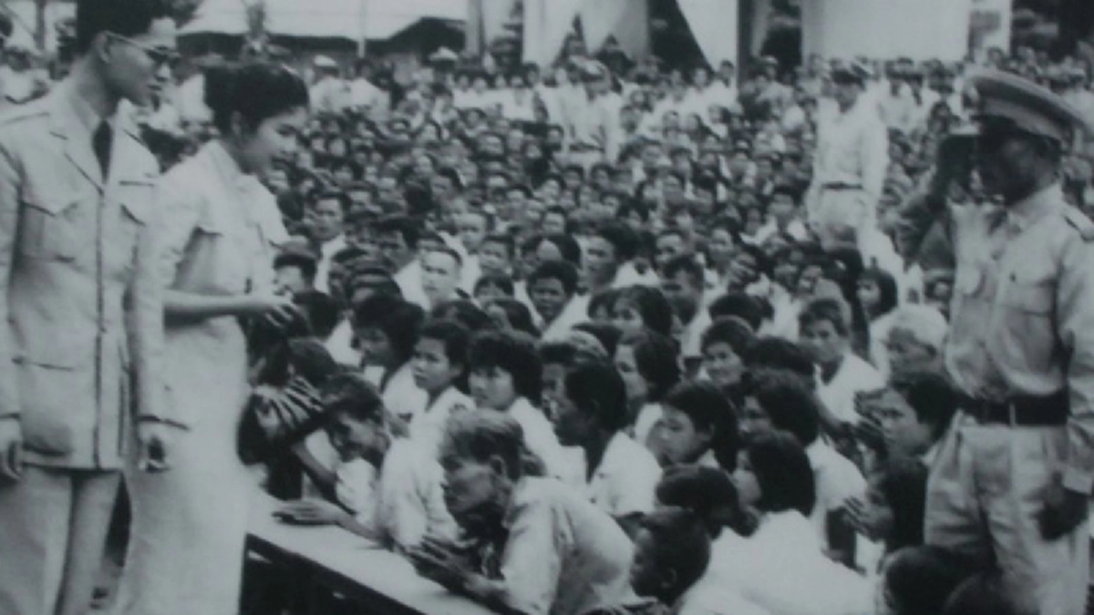 กว่า ๖๑ปี ภาพยายตุ้มรับเสด็จในหลวง ร.๙ ที่สามแยกชยางกรู-เรณูนคร นครพนม ทรงรับสั่งอะไรกับยายที่ทุกคนเฝ้าถาม วันนี้มีคำตอบจากลูกหลานของยายแล้ว