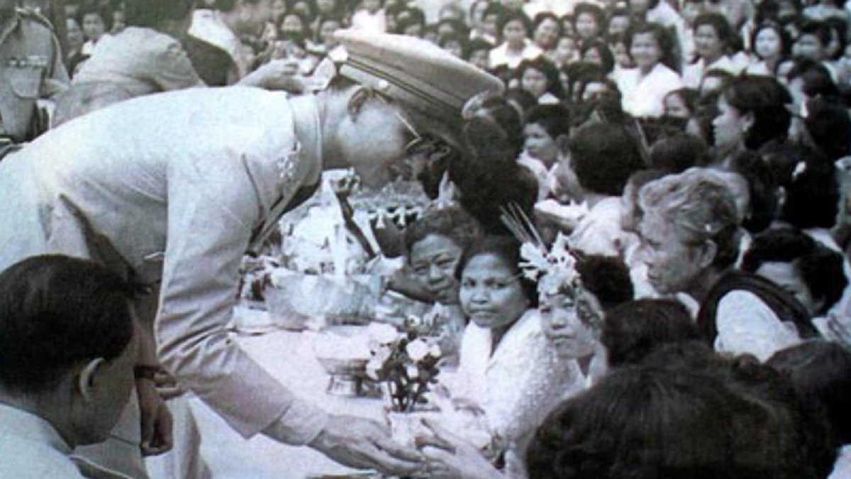 กว่า ๖๑ปี ภาพยายตุ้มรับเสด็จในหลวง ร.๙ ที่สามแยกชยางกรู-เรณูนคร นครพนม ทรงรับสั่งอะไรกับยายที่ทุกคนเฝ้าถาม วันนี้มีคำตอบจากลูกหลานของยายแล้ว