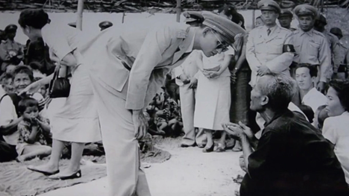 กว่า ๖๑ปี ภาพยายตุ้มรับเสด็จในหลวง ร.๙ ที่สามแยกชยางกรู-เรณูนคร นครพนม ทรงรับสั่งอะไรกับยายที่ทุกคนเฝ้าถาม วันนี้มีคำตอบจากลูกหลานของยายแล้ว