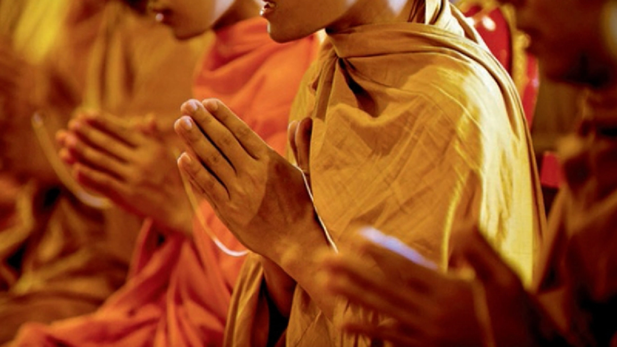 “สีพระราชนิยม” สีจีวรพระที่ในหลวงรัชกาลที่ ๙ ทรงพระราชทานแก่พระสงฆ์ที่ได้รับฎีกาเข้าวัง เพื่อกุศโลบายของความเป็นระเบียบเรียบร้อย