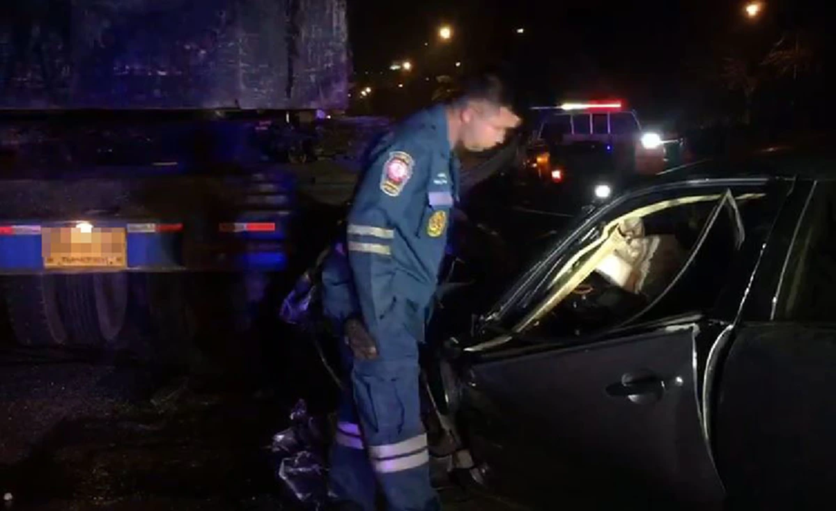 ผจก.สาวซิ่งเก๋งคัมรี่เสยท้ายรถเทรลเลอร์ อัดเต็มลำรถพังยับ! (คลิป)