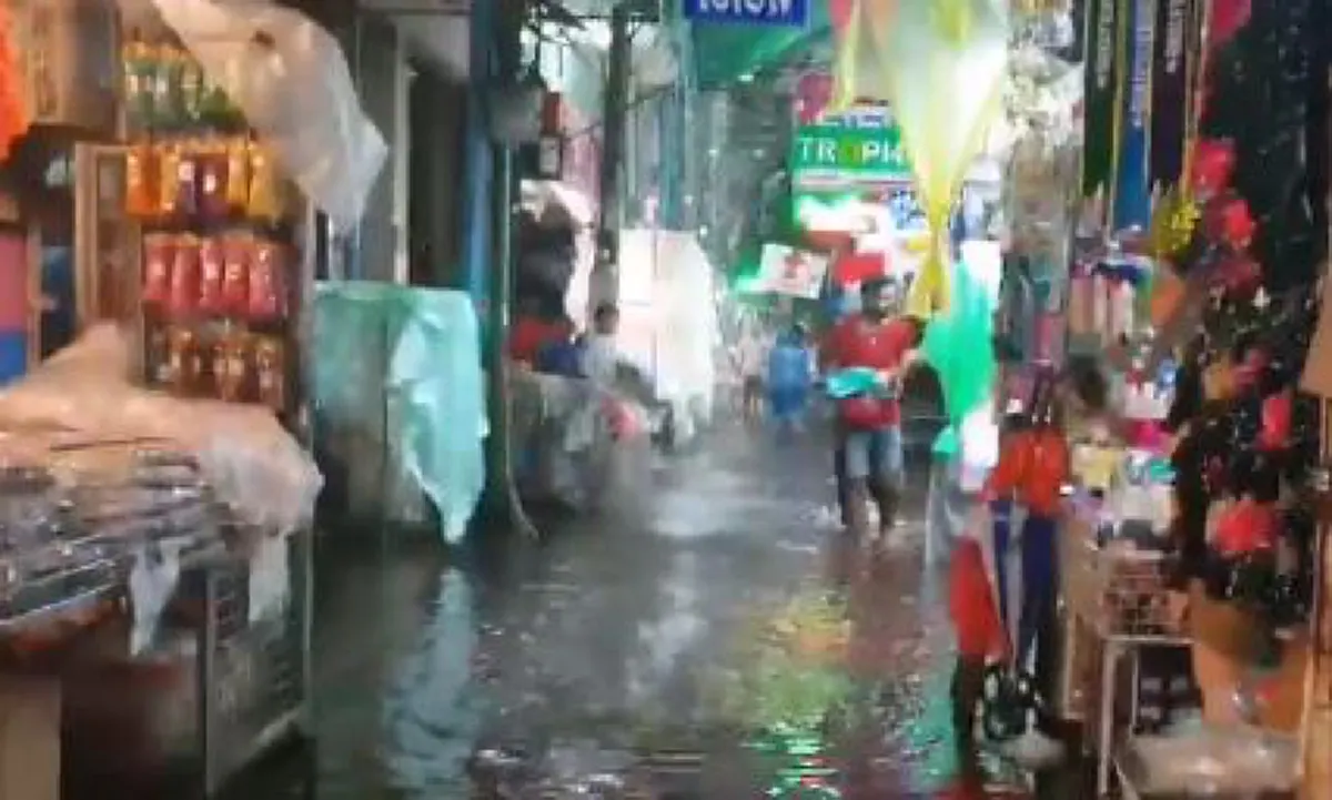 โซเชียลเผยคลิปตลาดสำเพ็ง ฝนตกน้ำท่วมขังจนกลายเป็นตลาดน้ำ (คลิป)