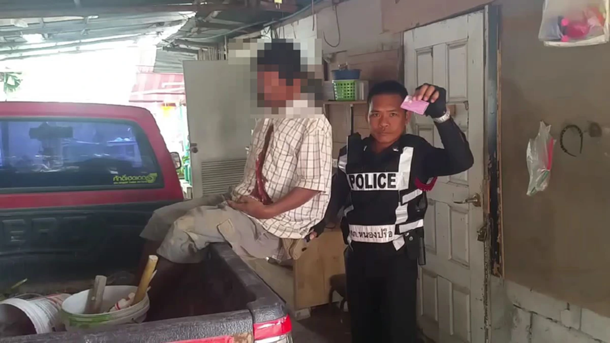 ช็อก แทบร้องขอชีวิต!! "หนุ่มวัย23" เข้าบ้านจะมายืมนั่งร้าน ก่อนเจอชายนั่งบนรถกระบะ ไม่พูดจา เพ่งมองชัดๆ เป็นเรื่องเลย!!