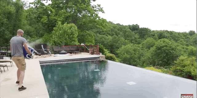 อึ้งไปเลยคราวนี้!! การทดลองพิลึก! เอา "น้ำแข็งแห้ง" หนัก 13 กิโลฯ โยนลง "สระว่ายน้ำ" ผลจะเป็นอย่างไรไปดู!! (คลิป)