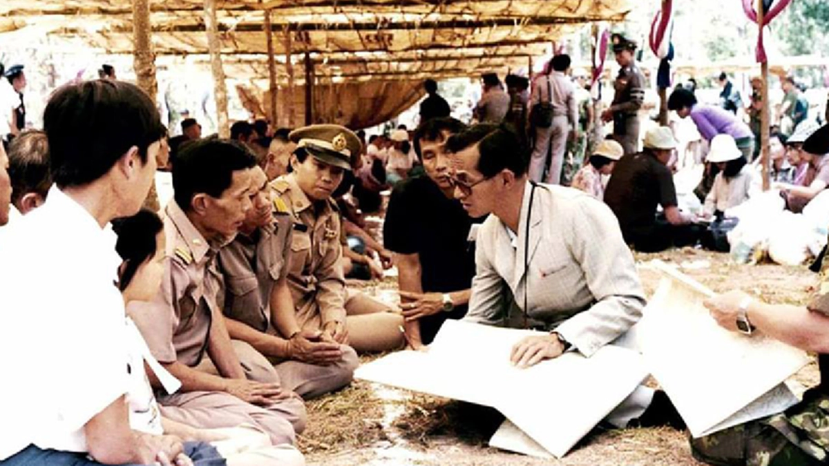 พระเจ้าอยู่หัว รัชกาลที่ ๙ ตรัสตอบสัมภาษณ์เรื่อง"พระมหากษัตริย์" ที่ใครได้ยินต้องบอกคำเดียวว่า "ขอพระองค์ทรงพระเจิญ"
