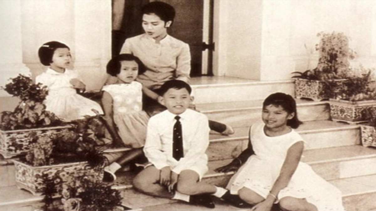 ตามรอย ร.10! #วันแห่งรอยยิ้ม…รำลึก 54ปี ทูลกระหม่อมฯทั้ง4 ทรงร่าเริงมากเมื่อได้เสด็จ “สวนลิง หัวหิน” (ชมคลิปพระเทพฯทรงเต้นท่าลิง น่ารักมาก)