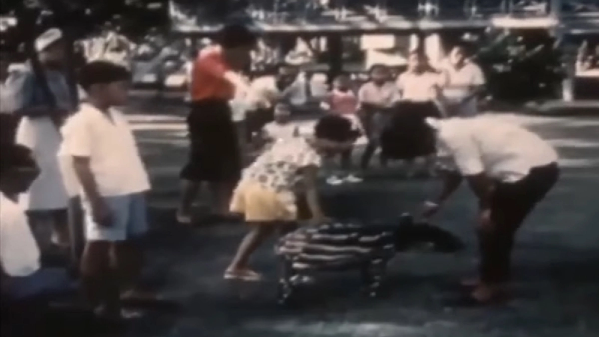 ตามรอย ร.10! #วันแห่งรอยยิ้ม…รำลึก 54ปี ทูลกระหม่อมฯทั้ง4 ทรงร่าเริงมากเมื่อได้เสด็จ “สวนลิง หัวหิน” (ชมคลิปพระเทพฯทรงเต้นท่าลิง น่ารักมาก)