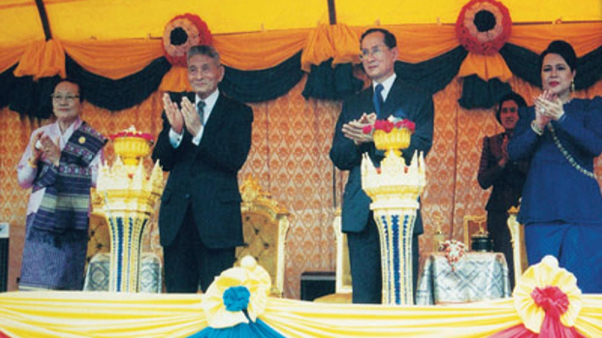 “ประเทศไหนยากลำบากเราควรช่วยเขาโดยเฉพาะเพื่อนบ้าน" พระราชดำรัสสุดซาบซึ้ง เหตุที่ต้องประพาสนอกประเทศครั้งสุดท้ายของ  ร.๙ #พระราชาที่โลกยกย่อง