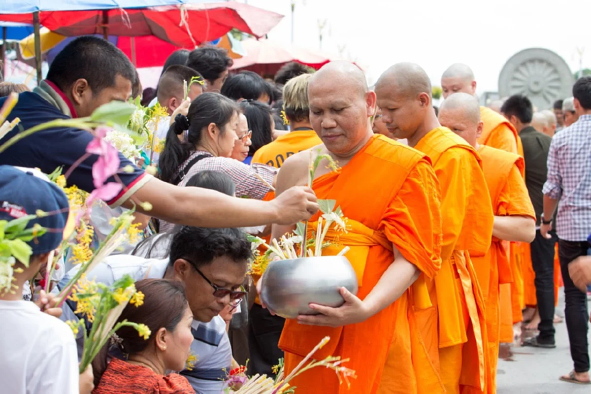 ทำบุญได้ไม่ต้องไปวัด! ตักบาตรเทโว 2018 นิมนต์พระสงฆ์ลงบันไดเลื่อน ตักบาตรในห้างสรรพสินค้า!
