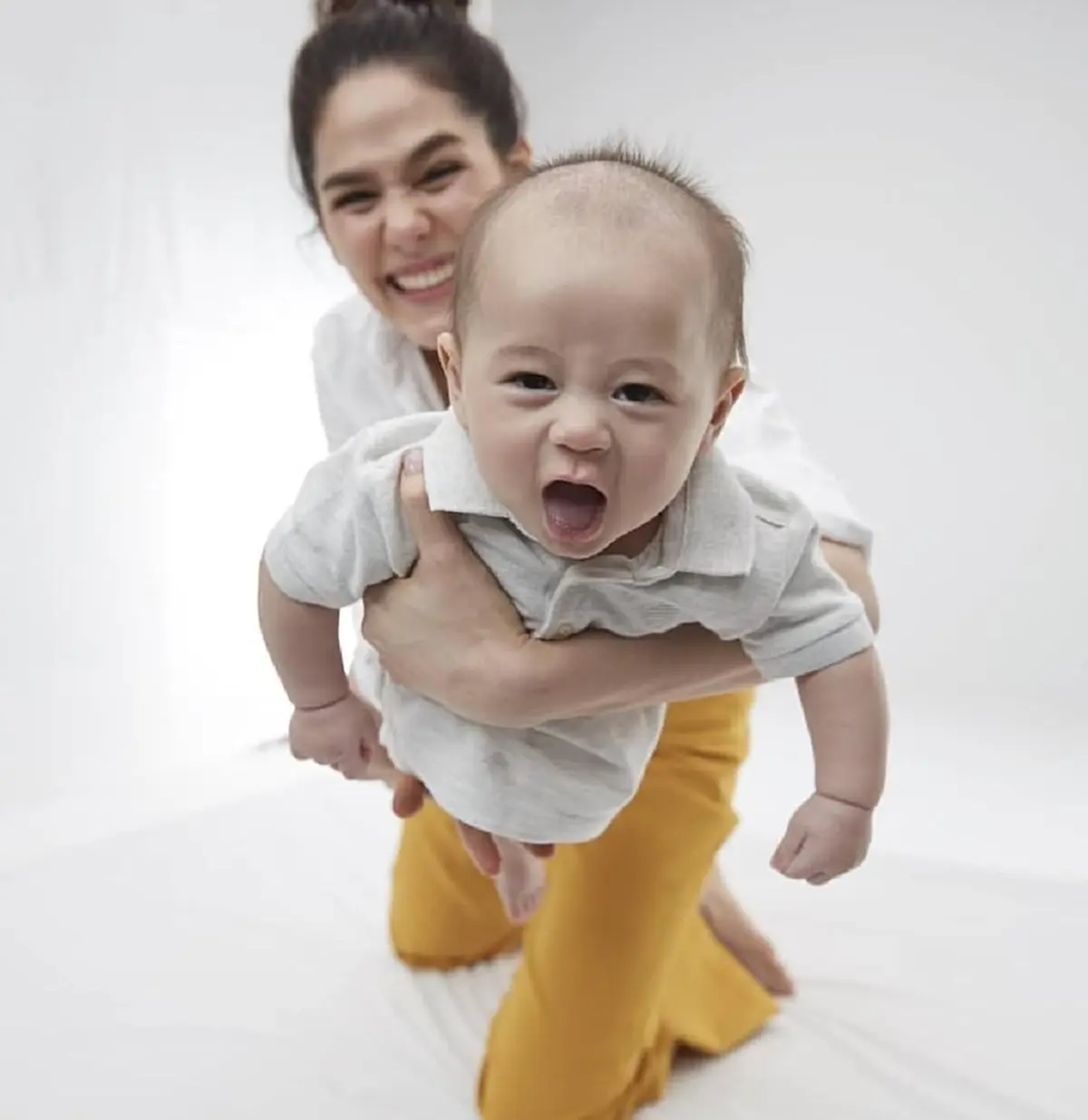 อลังการสมฐานะ! "น็อต วิศรุต" ตกแต่งบ้านด้วยตัวเอง เพื่อ "ชมพู่" และ "สายฟ้า-พายุ" (ชมภาพ)