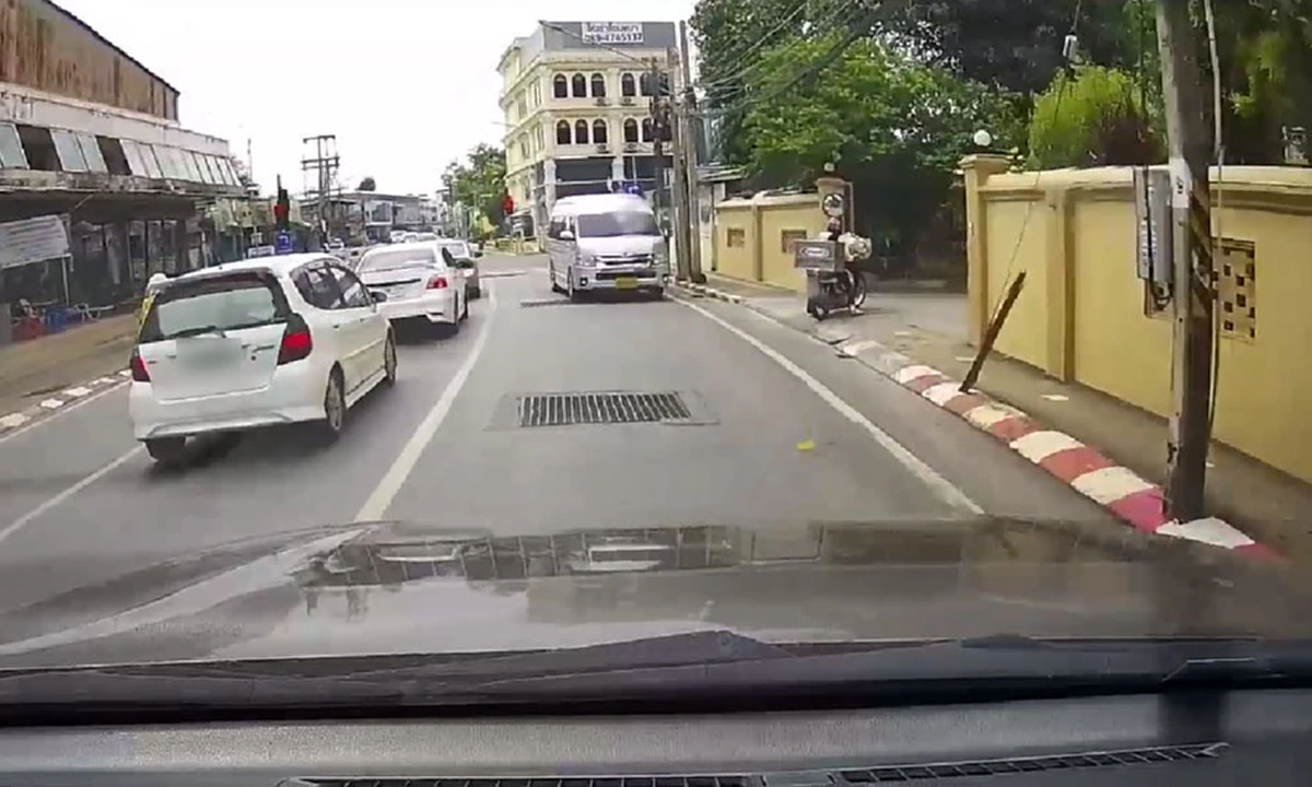 รถตู้มักง่ายย้อนศรประจันหน้าหวิดประสานงา เสียงบีบแตรดังสนั่น