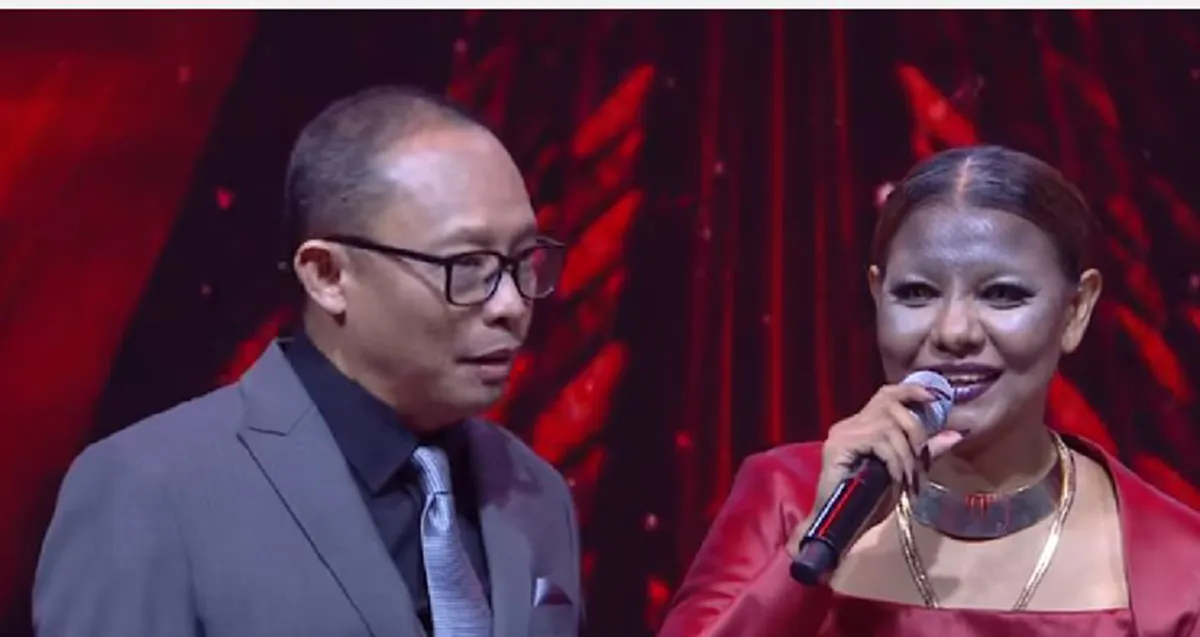 แม่ขอโทษลูก!! เกิดอะไรขึ้น!"แม่จัน" ร้องเพลงบนเวที จู่ๆ ลืมเนื้อร้อง!? ปล่อยดนตรีบรรเลงจนจบ! ทำเอางงทั้งสตูฯ !! (คลิป)