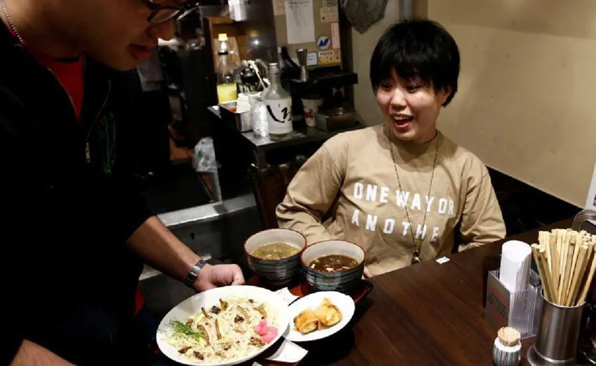 ตัวอะไรเนี่ย!! กินราเมงในญี่ปุ่น! แทบช็อก! เห็น "แมลง" ตกไปตาย! แว้บแรก!นึกว่าอาหารไม่สะอาด? อ๋อ!! ที่แท้มันคือเมนูใหม่