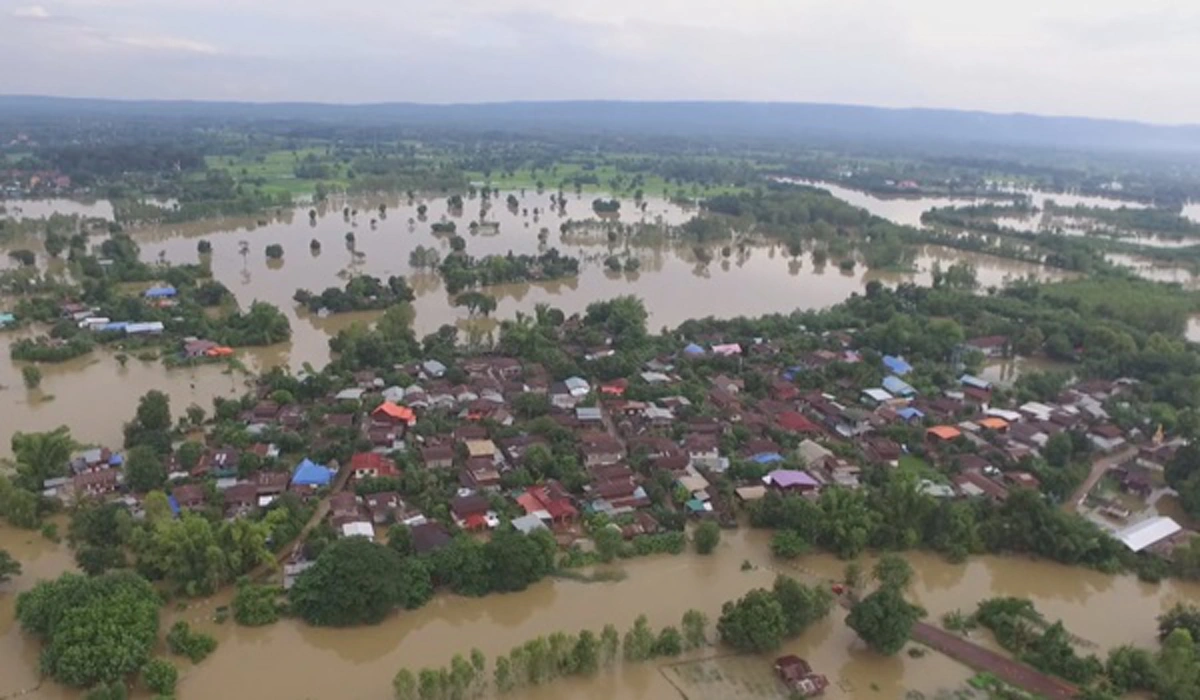 ยังคงต้องเฝ้าระวัง!!! กรมชลประทานเตือนประชาชน จ.นครพนม ขนของขึ้นที่สูง หลังน้ำล้นเขื่อนน้ำอูน