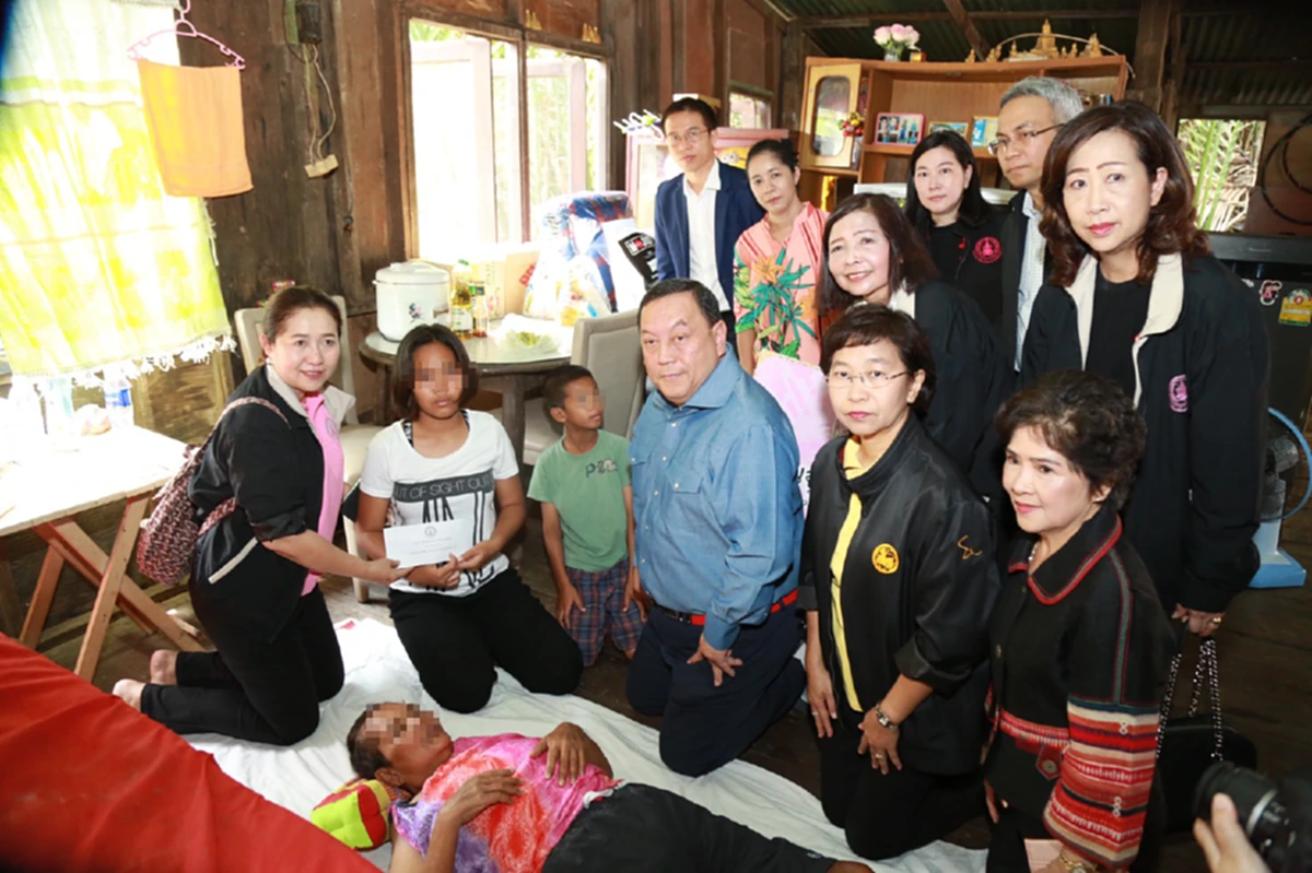 รมว.พม.รุดถึงบ้านน้องแฮม เด็กกตัญญู  เห็นสภาพจริง สั่งการ 7 ข้อ เร่งช่วยเหลือทันที