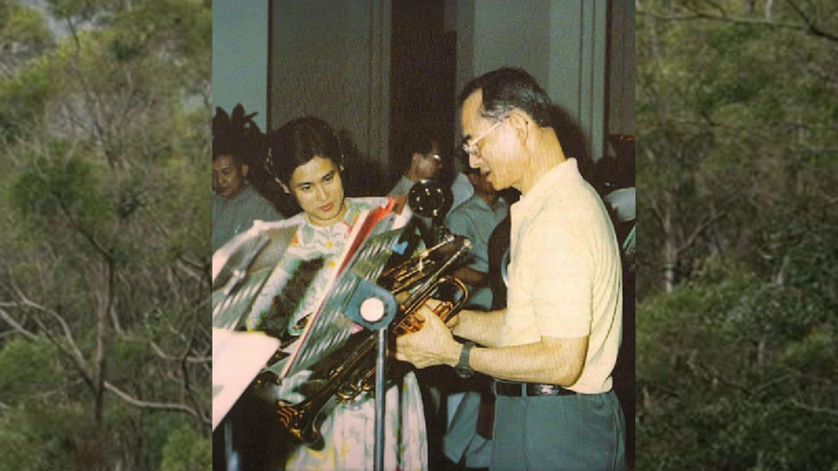 “ข้าพเจ้าเป็นนักเรียนหมายเลข ๑ เป็นหัวหน้าชั้น..." เมื่อในหลวง ร.๙ ทรงเปิดสอนการเล่นเครื่องเป่าพระราชทานแก่สมเด็จพระเทพฯ และผู้ตามเสด็จ