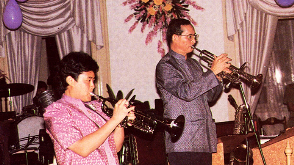 “ข้าพเจ้าเป็นนักเรียนหมายเลข ๑ เป็นหัวหน้าชั้น..." เมื่อในหลวง ร.๙ ทรงเปิดสอนการเล่นเครื่องเป่าพระราชทานแก่สมเด็จพระเทพฯ และผู้ตามเสด็จ