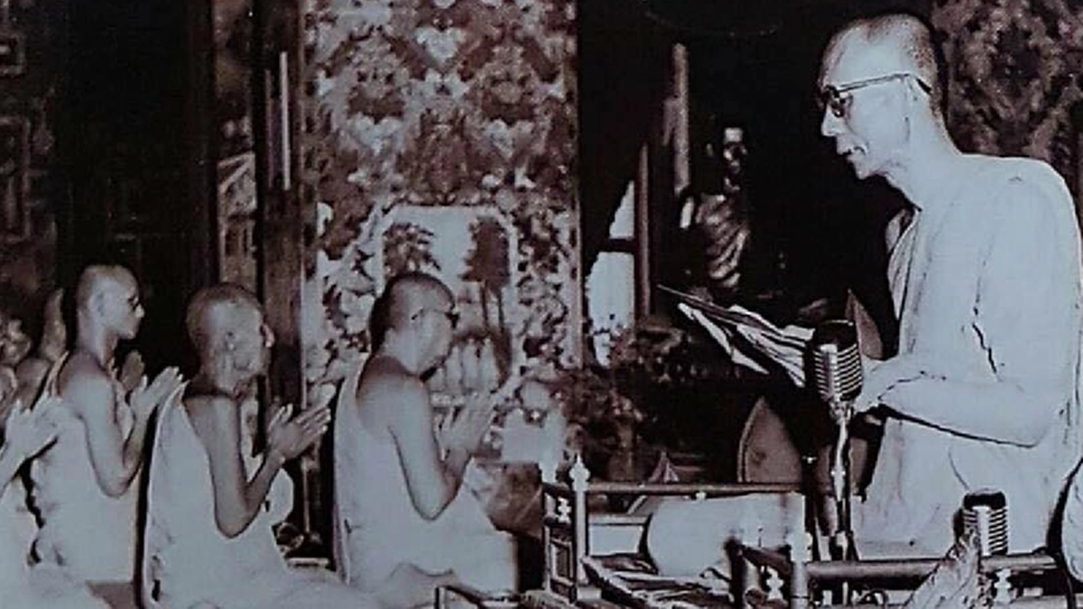 "คู่บุญแห่งกษัตริย์ พระราชศรัทธา" พระผู้ถือพัดรัตนาภรณ์ ๒เล่ม เพียงพระองค์เดียวในรัชสมัยในหลวง ร. ๙และกรุงรัตนโกสินทร์