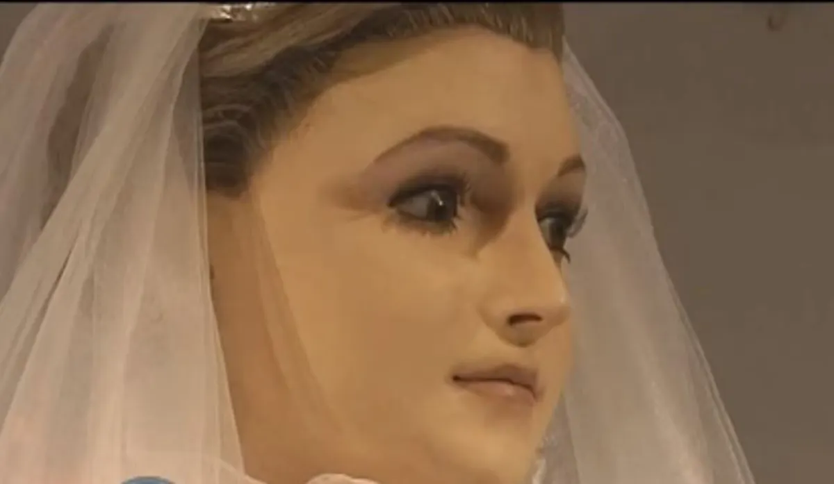 สวยสะพรึง!! หุ่นเจ้าสาวตัวเดียวในโลก สวยอย่างกับคนแท้ๆ มองใกล้ๆ ยิ่งขนลุก เพราะทำมาจากศพเจ้าของเดิม? (คลิป)