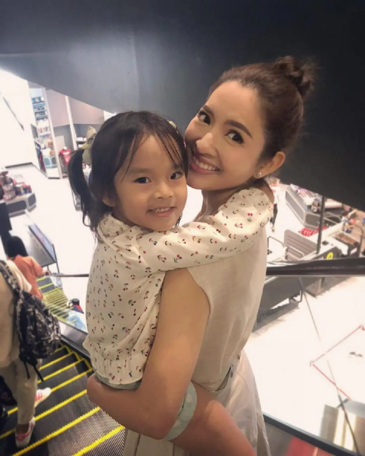 สั้นๆแต่จบ "แอฟ ทักษอร" เปิดใจตอบชัดเจน เรื่องข่าวลือของอดีตสามีกับ "แมท"