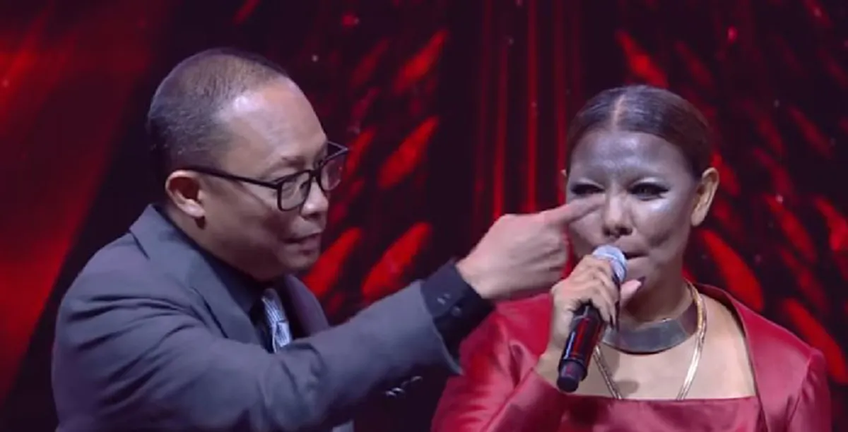 แม่ขอโทษลูก!! เกิดอะไรขึ้น!"แม่จัน" ร้องเพลงบนเวที จู่ๆ ลืมเนื้อร้อง!? ปล่อยดนตรีบรรเลงจนจบ! ทำเอางงทั้งสตูฯ !! (คลิป)