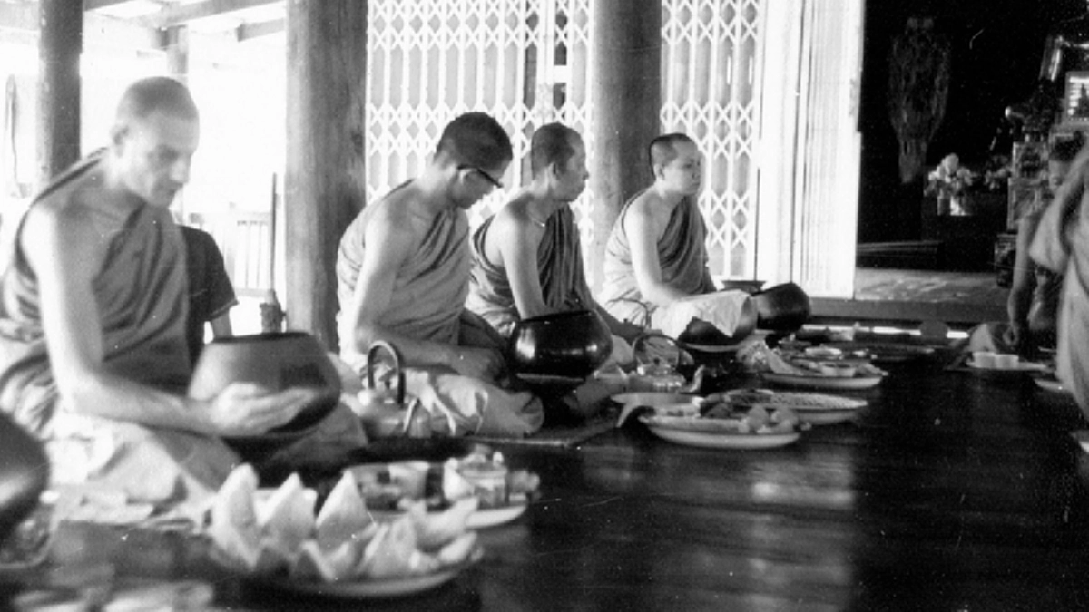 ครั้งแรกที่สมเด็จพระสังฆราช องค์ที่ ๒๐ ได้พบกับ หลวงปู่ฝั้น ก่อนเข้าฝากตัวเป็นลูกศิษย์หลวงปู่!!!