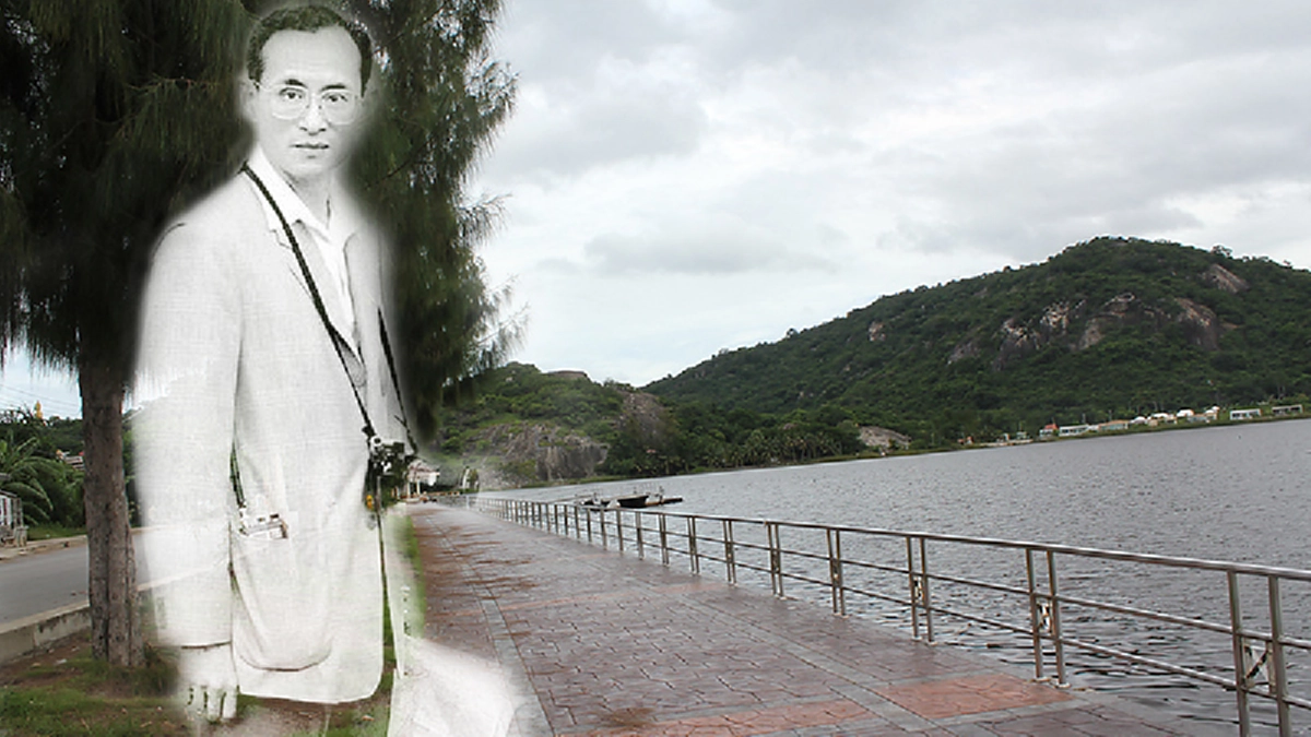 “...จะมาอีกทำไม ที่นี่ใครก็ไม่มา เจ้าหน้าที่รัฐก็ไม่มา!! ดันมาให้รถมันติดหล่ม อยู่นั่นแหละ...”นั้นละพระราชภารกิจของพ่อหลวง รัชกาลที่ ๙