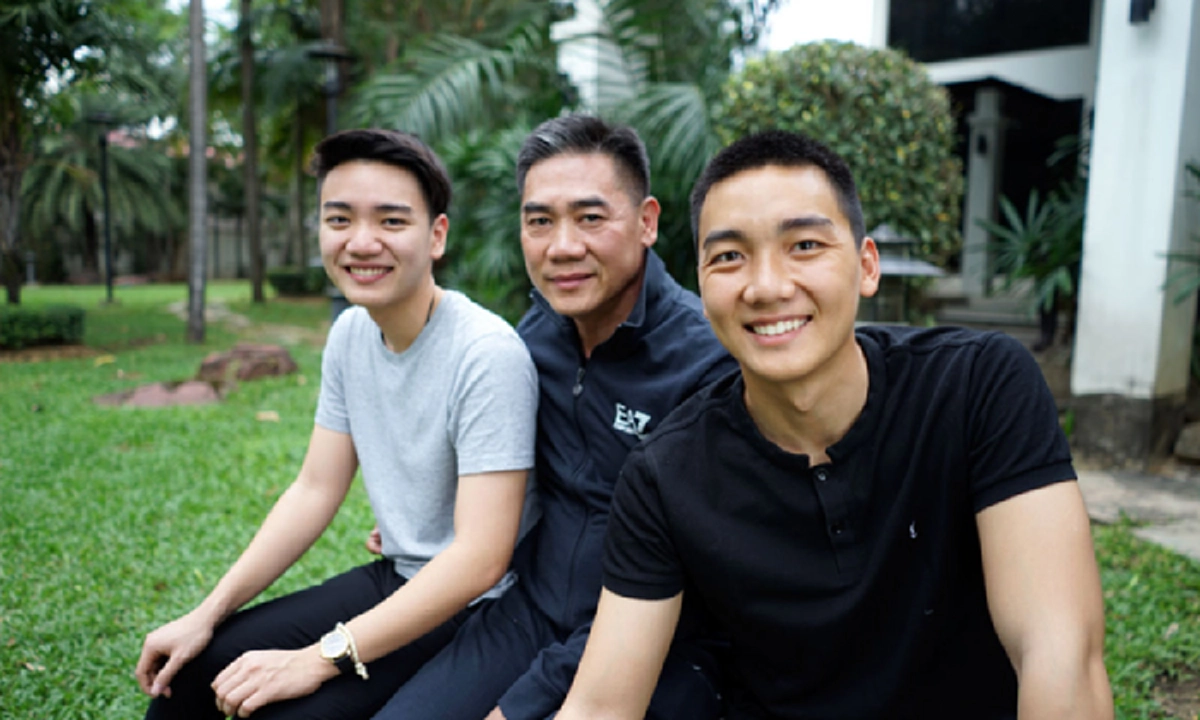 ที่สุดแห่งภาพประทับใจ!! ผบ.ตร. คนเก่งฉีกยิ้มเต็มที่ ถูกรุ่นน้องที่จบหลักสูตรสืบสวนอุ้มตัวลอย