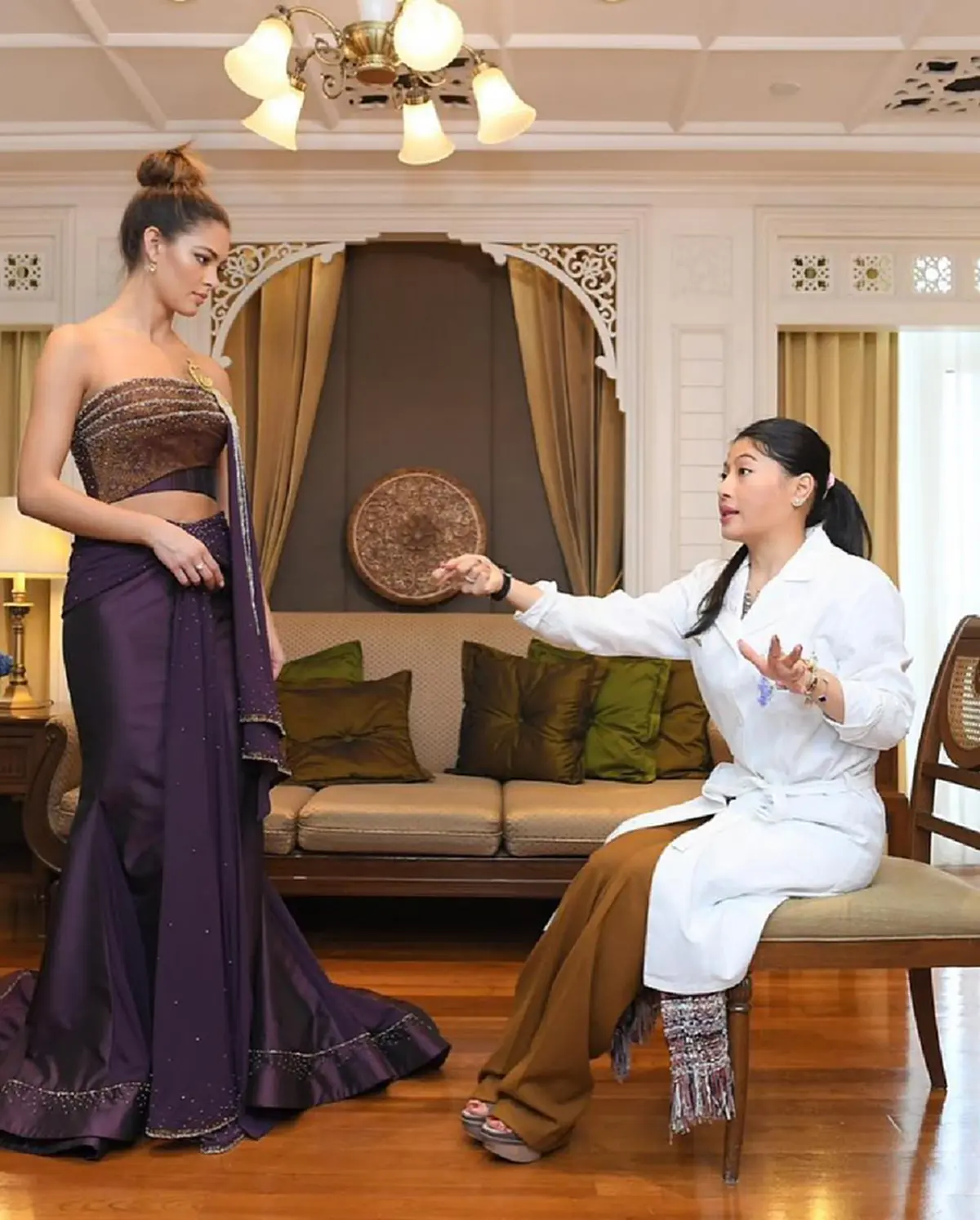 "พระองค์หญิงสิริวัณณวรีฯ" ประทานชุดราตรีผ้าไหมไทยแบรนด์พระองค์เองให้ "เดมี่ มิสยูนิเวิร์ส 2017"