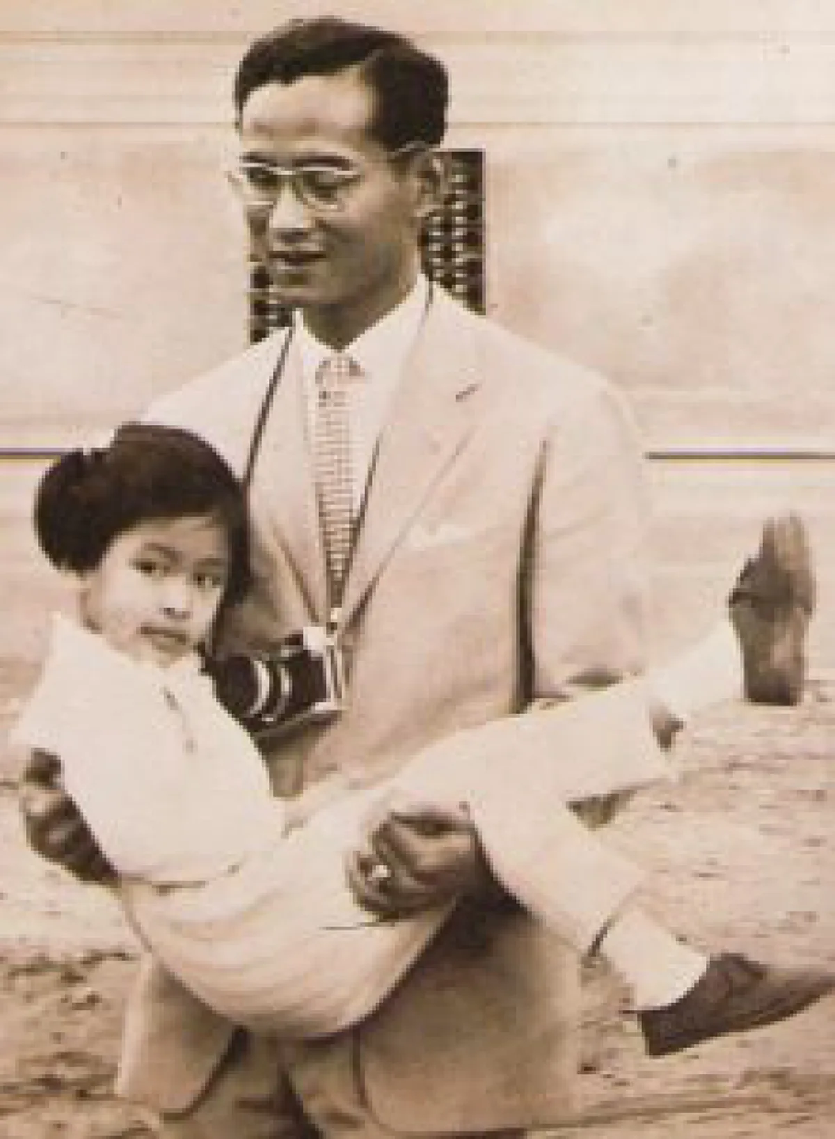 เรื่องเล่าครั้งทรงพระเยาว์ของ “สมเด็จพระเทพฯ” กับคำสอนของ ในหลวงรัชกาลที่ ๙  (รายละเอียด)