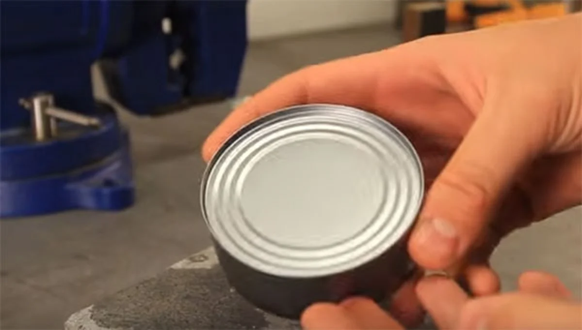 ดูไว้! เทคนิควิธีเปิด "กระป๋อง" โดย "ไม่ใช้ที่เปิด" ด้วยวิธีง่ายๆ ไม่ว่าจะเข้าป่า ขึ้นดอย ทำตามได้เลย (ชมคลิป)