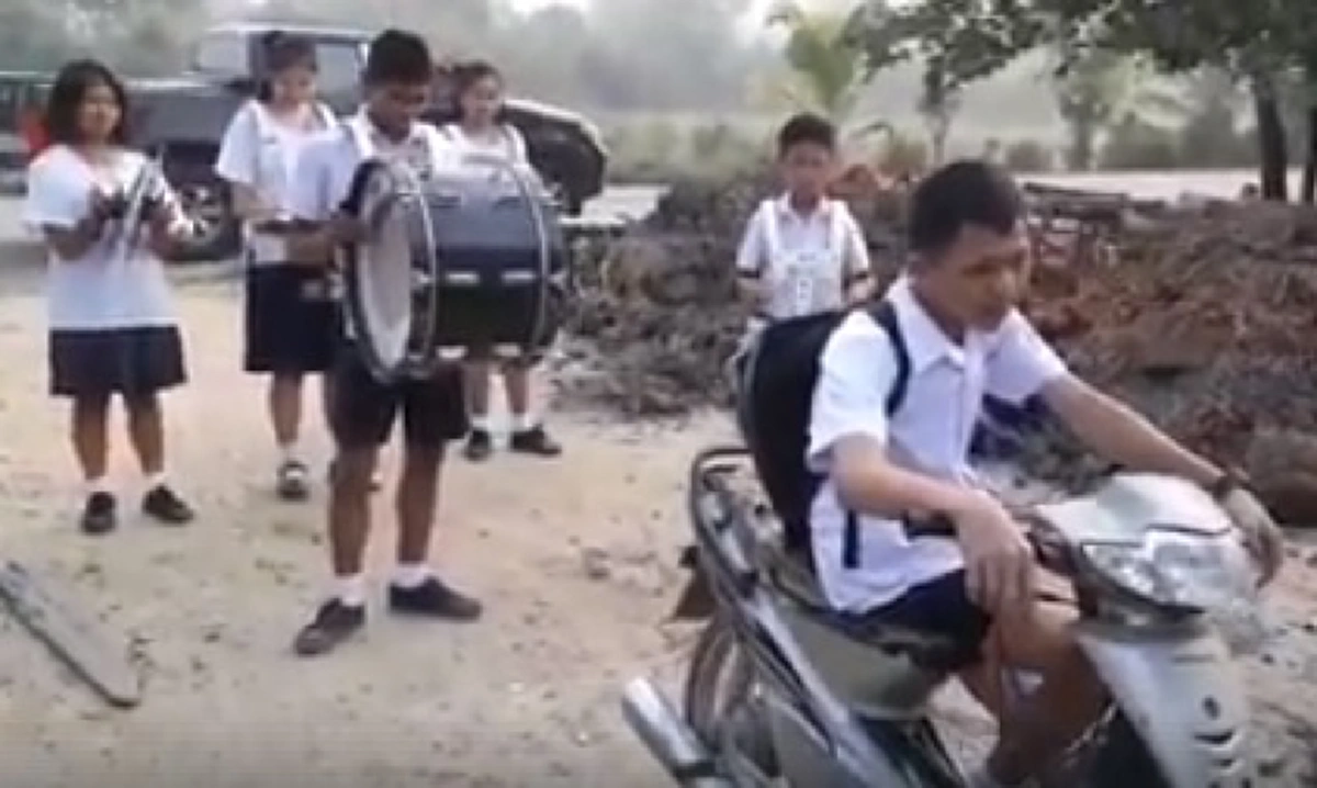 ครูปิ๊งไอเดีย ตามนร.ที่ไปโรงเรียนสาย ด้วยการจัดวงโยธวาทิต บรรเลงเพลงชาติไทย ถึงหน้าบ้าน (คลิป)