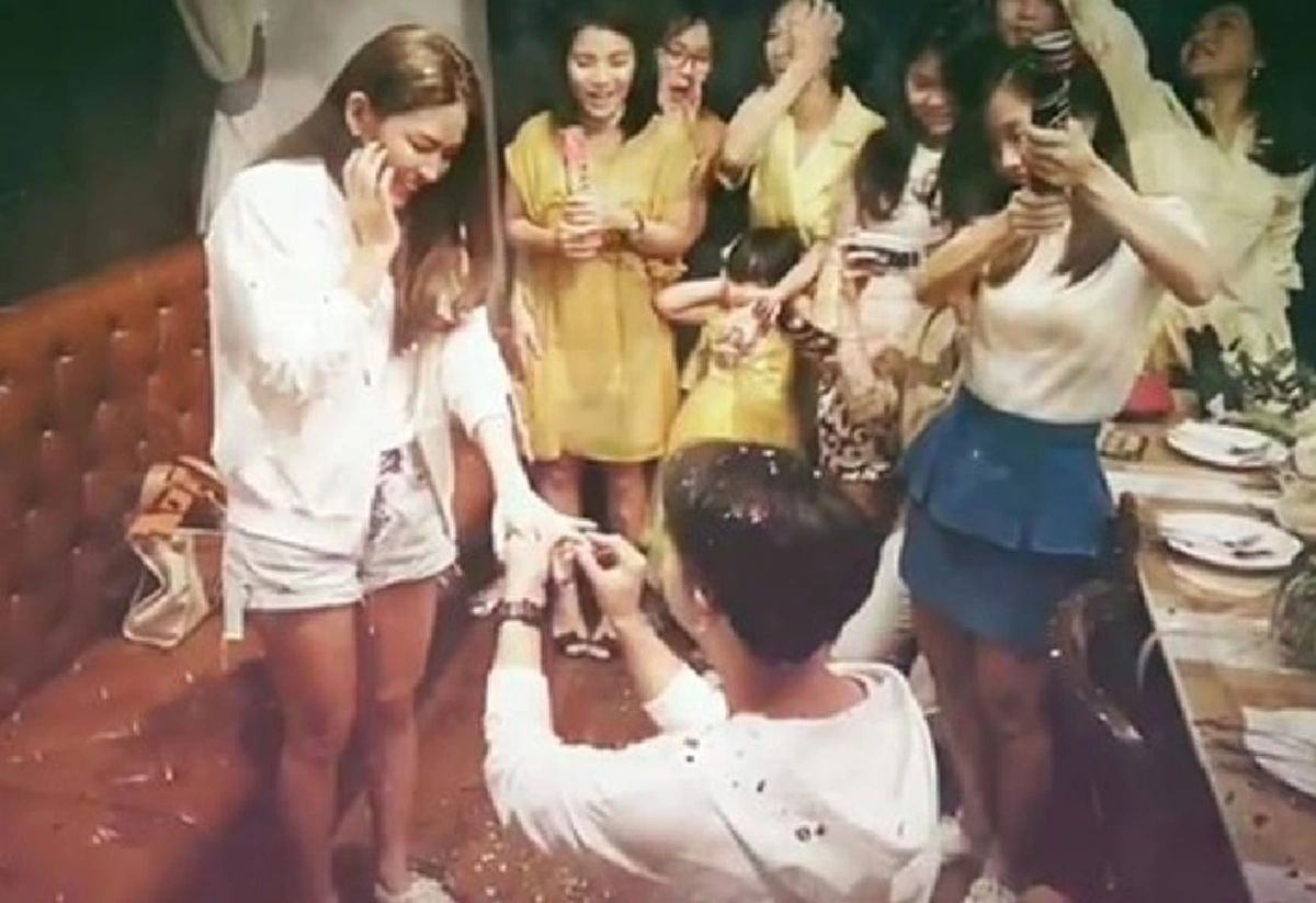 สายฟ้าเเลบ! AB Normal ทำเซอร์ไพรส์คุกเข่าขอ น้ำหวาน ซาซ่า แต่งงาน หลังเปิดตัวคบกัน 3 เดือน