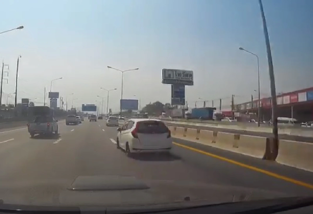 แจ๊สดำขับแข่งกับแจ๊สขาว บนถนนหลวง ทำรถคันหลังเกือบชนท้าย ดีที่เบรกทัน (คลิป)