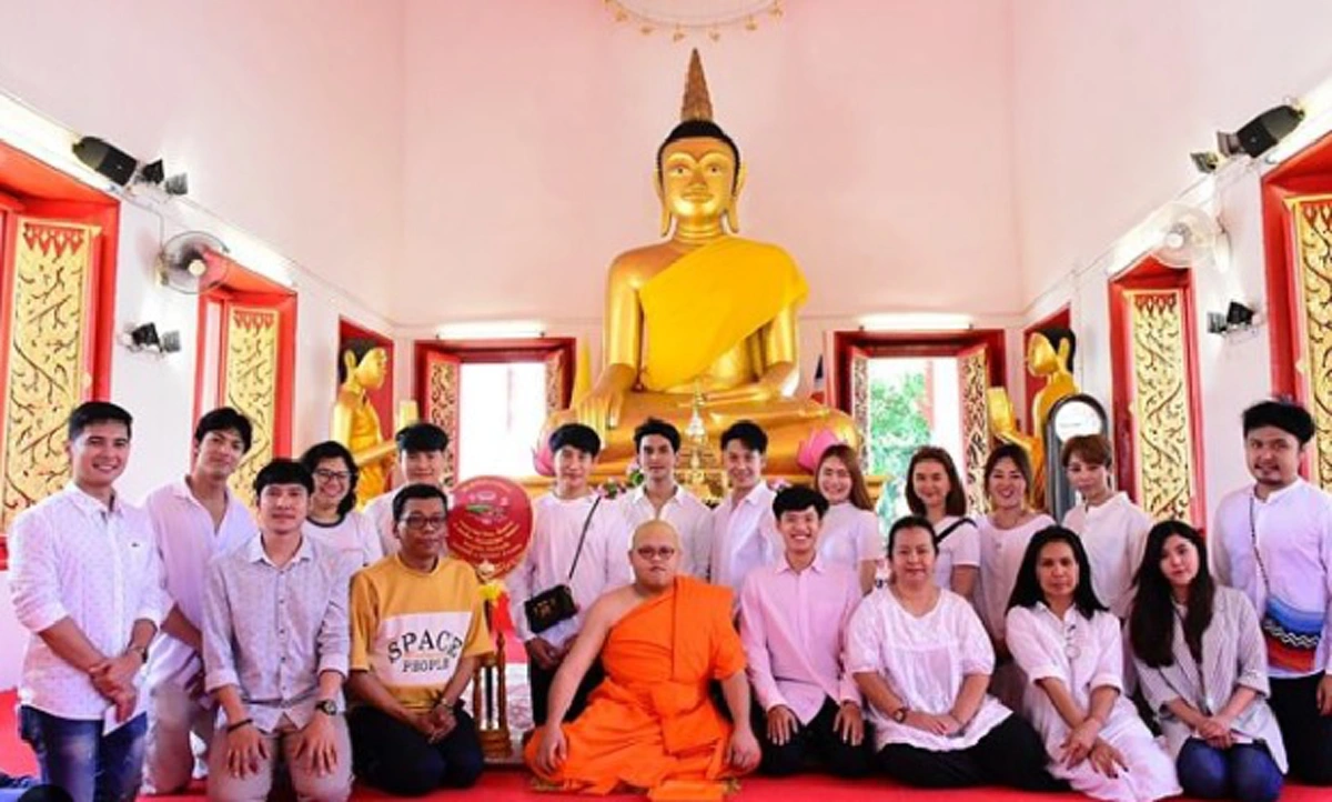 ยอมเขาเลย ตั้ม วราวุธ  เต้นยับหน้านาคงานบวชพระโดม จารุวัฒน์  ( คลิป)