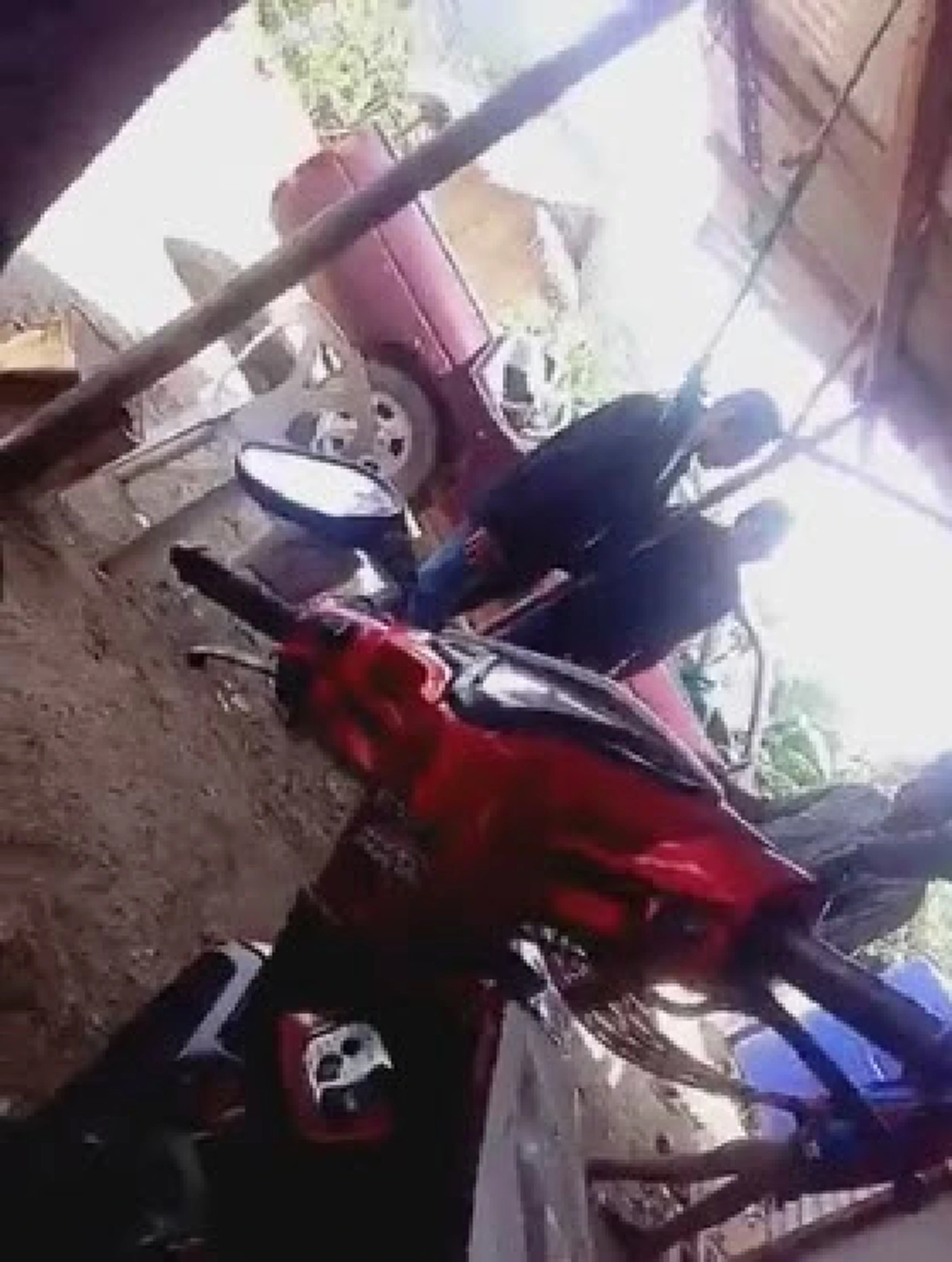 แชร์สนั่น!!ชายอ้างตัวเป็นตำรวจตระเวนขายบัตรพูดง่ายๆ "คิดว่าช่วยเหลือนายผมหน่อย" แถมยื่นข้อเสนอที่ทำลายจรรยาบรรณตำรวจอย่างแรง!!(ชมคลิป)